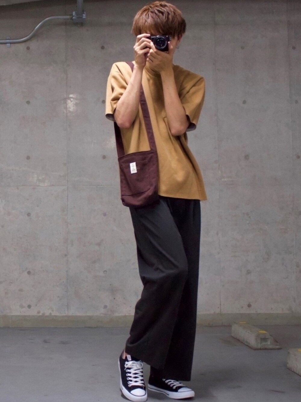 ブラック系のその他パンツ、ブラック系のスニーカー、ブラウン系のトートバッグを着用したメンズの秋コーディネートの1枚目の写真