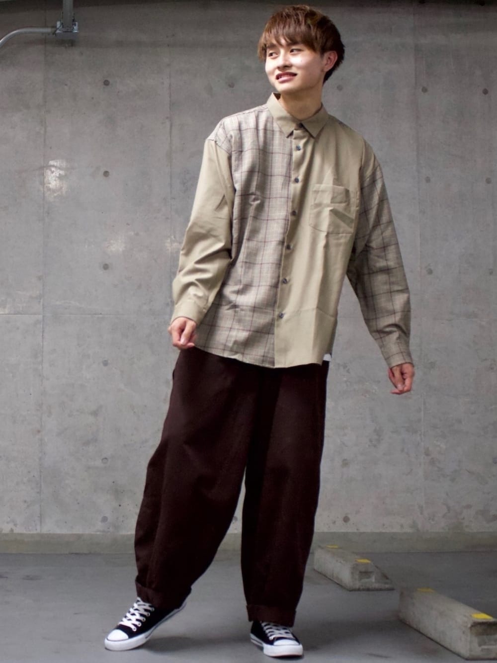 ブラウン系のその他パンツ、ブラック系のスニーカー、ベージュ系のシャツ/ブラウスを着用したメンズの秋コーディネートの1枚目の写真