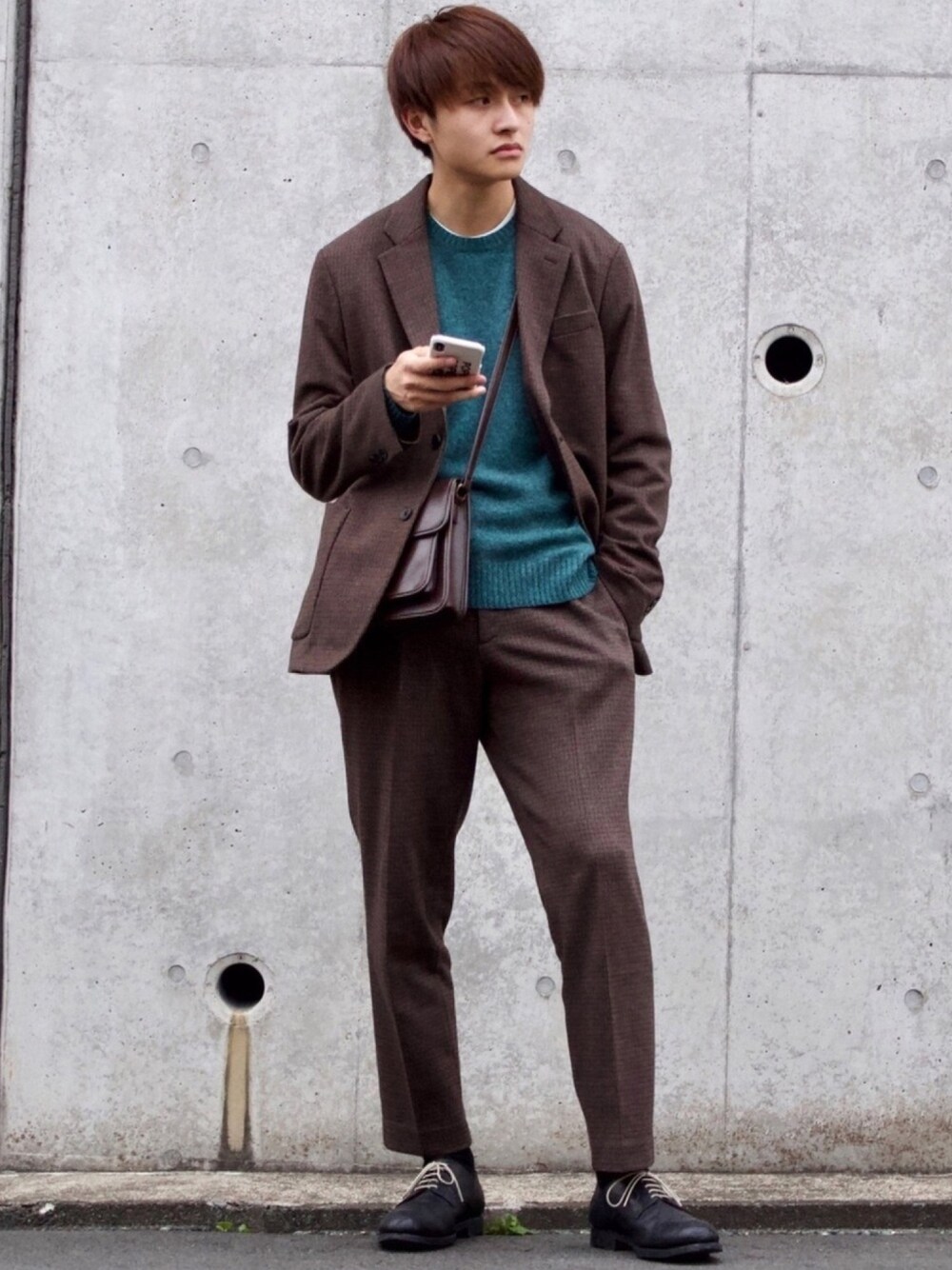 グリーン系のニット/セーター、ブラウン系のショルダーバッグ、ブラウン系のジャケット/アウターを着用したメンズの秋コーディネートの1枚目の写真