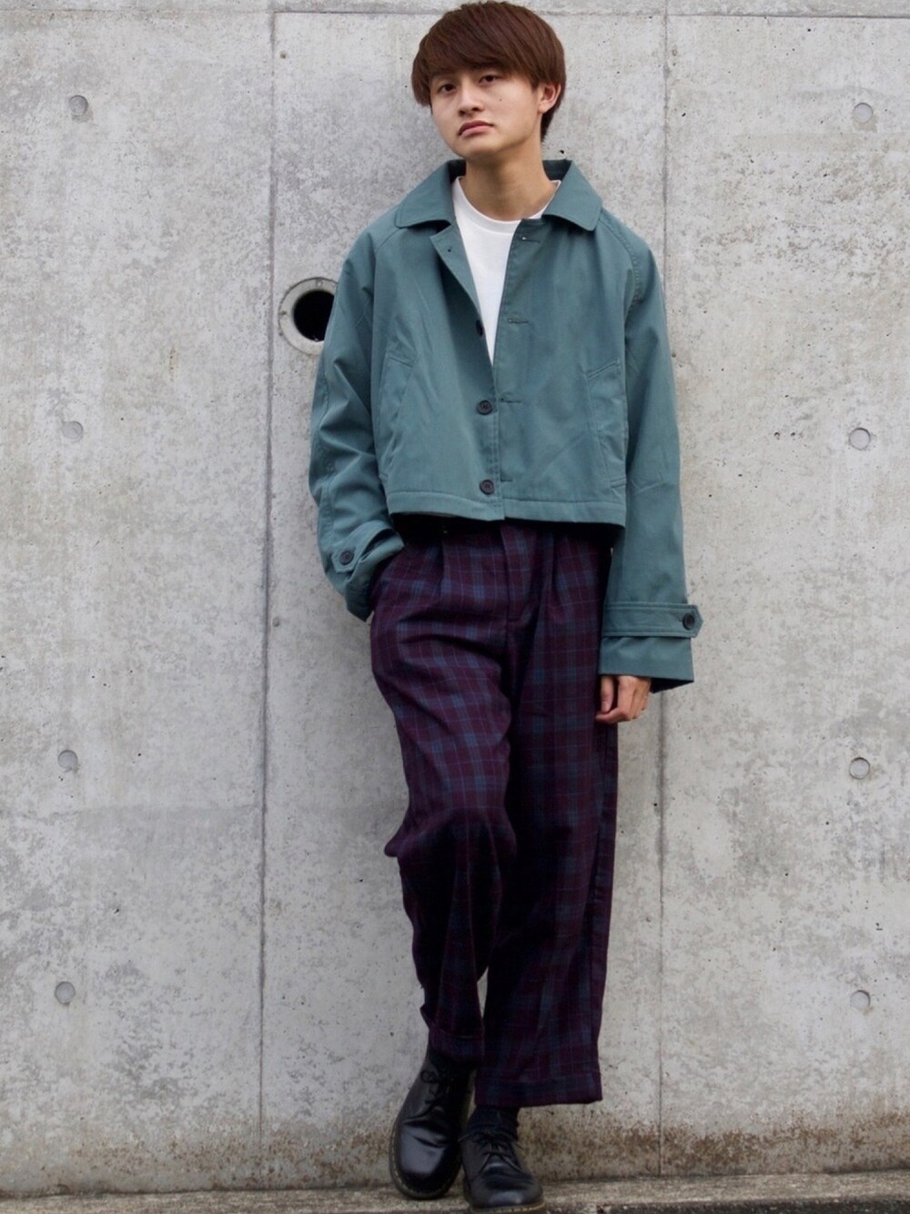 グリーン系のトレンチコート、ブルー系のアンサンブル、ブルー系のその他パンツを着用したメンズの秋コーディネートの1枚目の写真