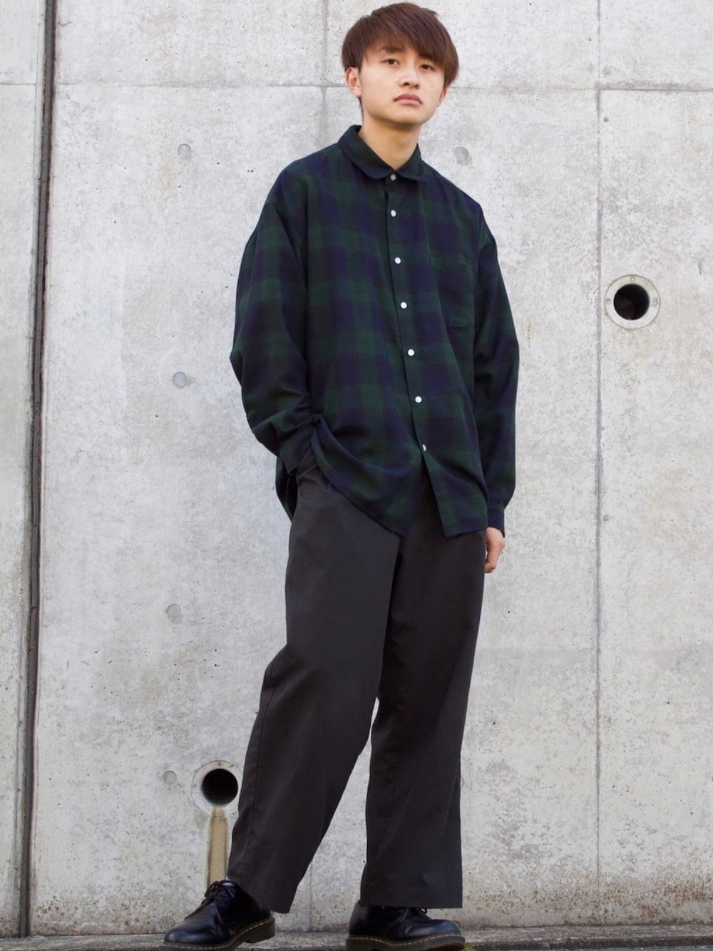 グリーン系のシャツ/ブラウス、ブラック系のその他パンツ、ブラック系のドレスシューズを着用したメンズの秋コーディネートの1枚目の写真