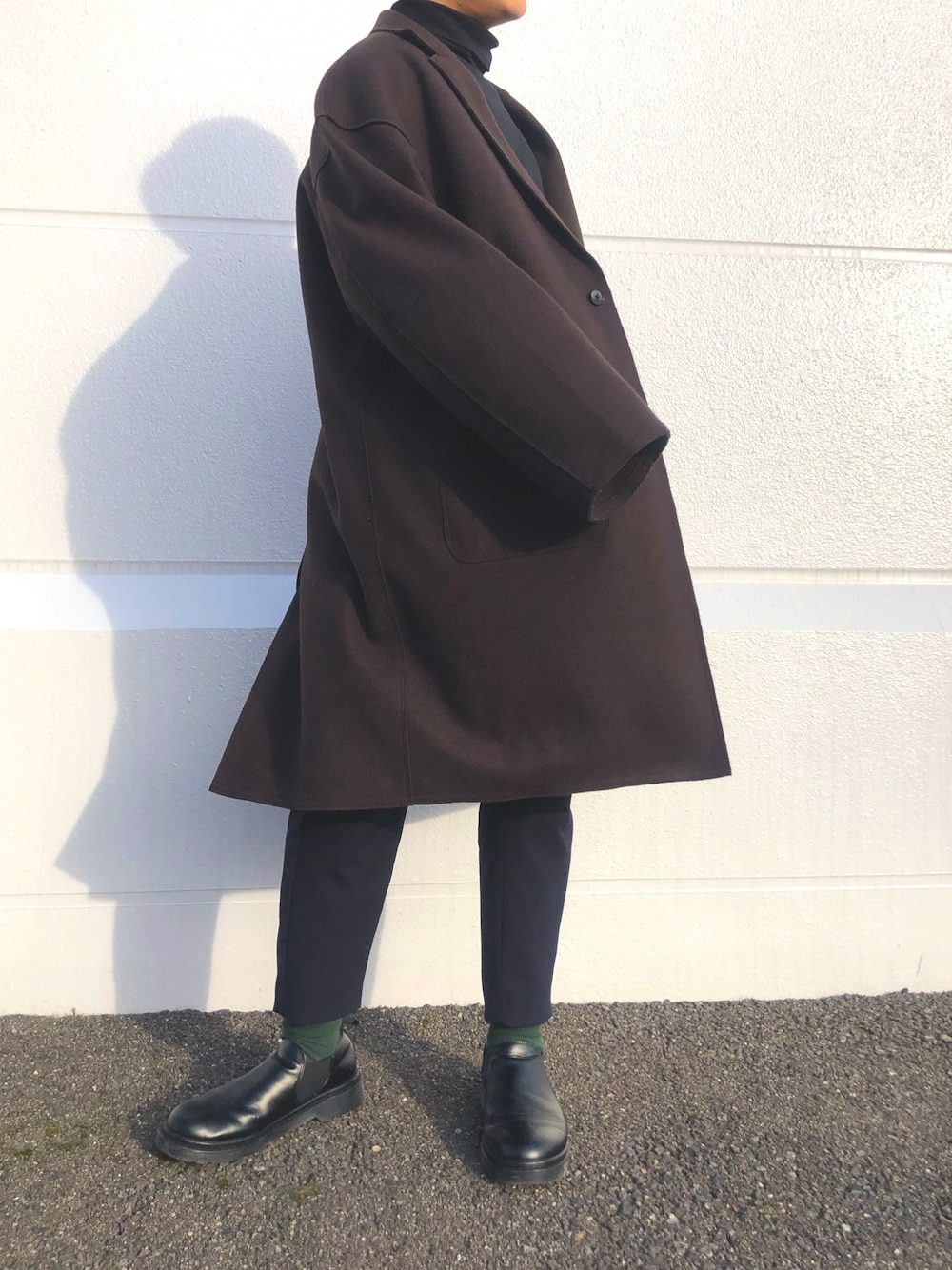 「シンプル」｜「BEAMSのアイテム（チェスターコート、ブラウン系）」を使った、Httkkmmさん（メンズ・168cm）の冬コーディネートの1枚目の写真