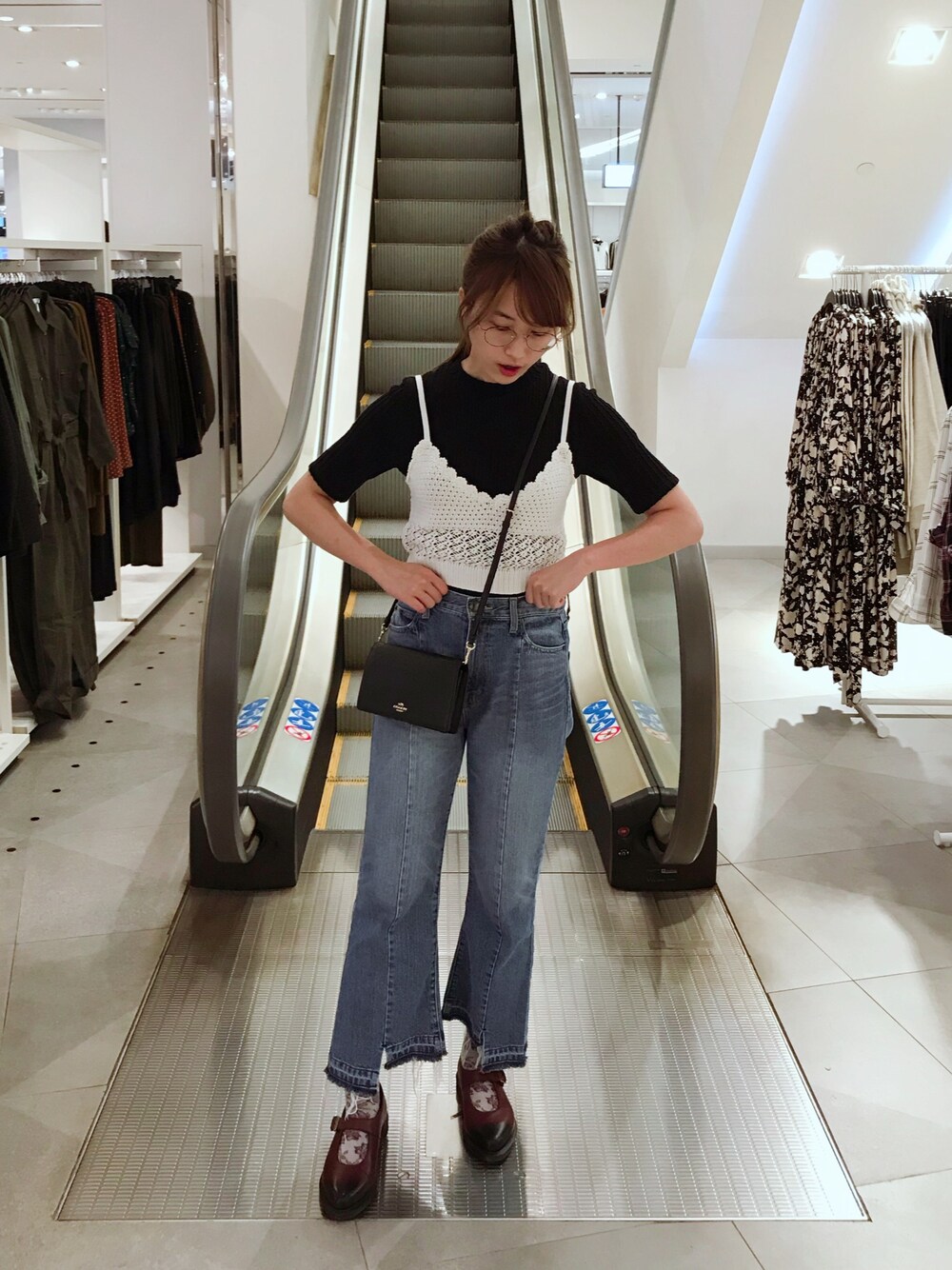 「LOWRYS FARM、Dr.Martens、tabio、COACH、秋コーデ」｜「LOWRYS FARMのケーブルハイネックプルオーバー　729163 （Tシャツ/カットソー、ブラック系）」を使った、HSさん（レディース・161cm）の秋コーディネートの1枚目の写真