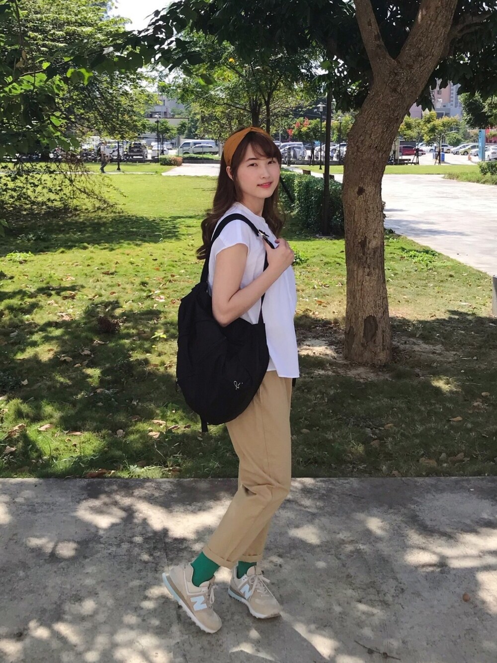 「New Balance、MUJI、tabio、夏コーデ、agnes b.、Samansa Mos2」｜「MUJIのアイテム（シャツ/ブラウス、ホワイト系）」を使った、HSさん（レディース・161cm）の秋コーディネートの1枚目の写真
