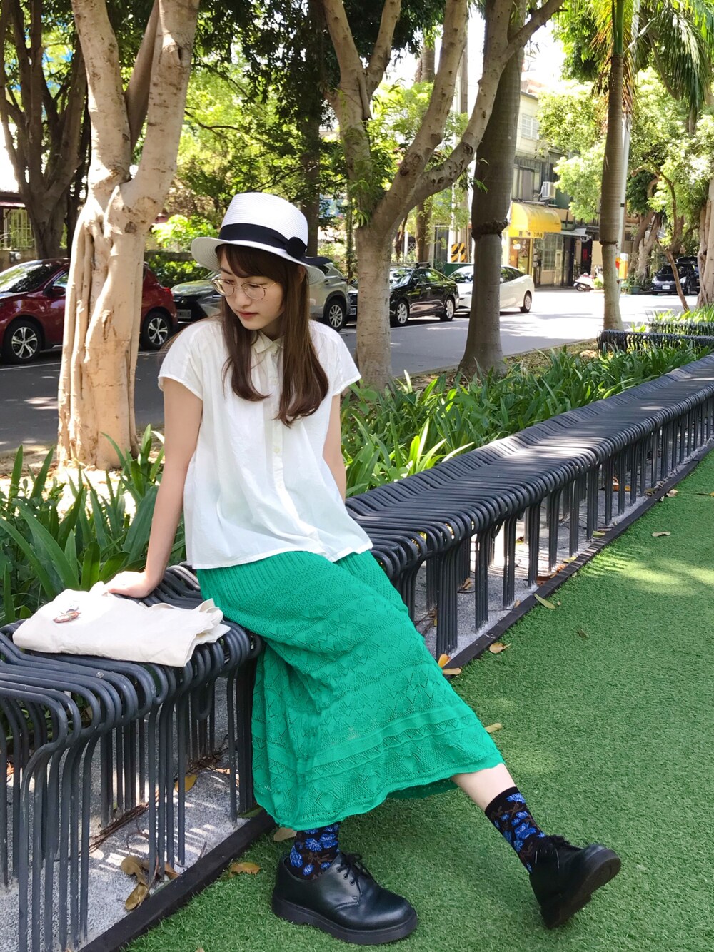 「Dr.Martens、tabio、pou dou dou、夏コーデ、ehka sopo、Te chichi(Te chichi)」｜「Dr. Martensのアイテム（シューズ、ブルー系）」を使った、HSさん（レディース・161cm）の秋コーディネートの1枚目の写真