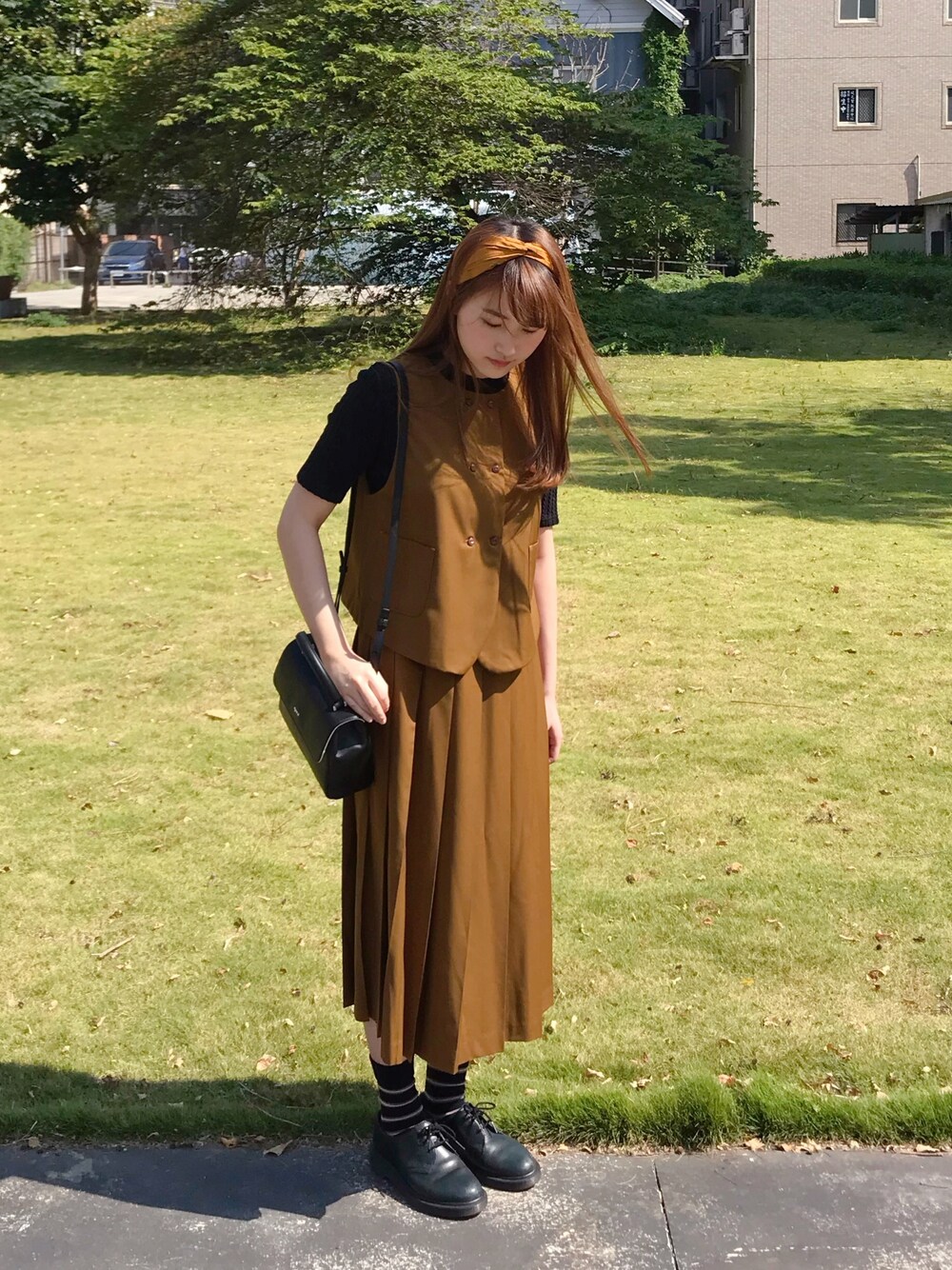 「LOWRYS FARM、Dr.Martens、pou dou dou、agnes b.、秋コーデ」｜「POU DOU DOUのエステルレーヨンダブル釦ベスト（ベスト、イエロー系）」を使った、HSさん（レディース・161cm）の秋コーディネートの1枚目の写真