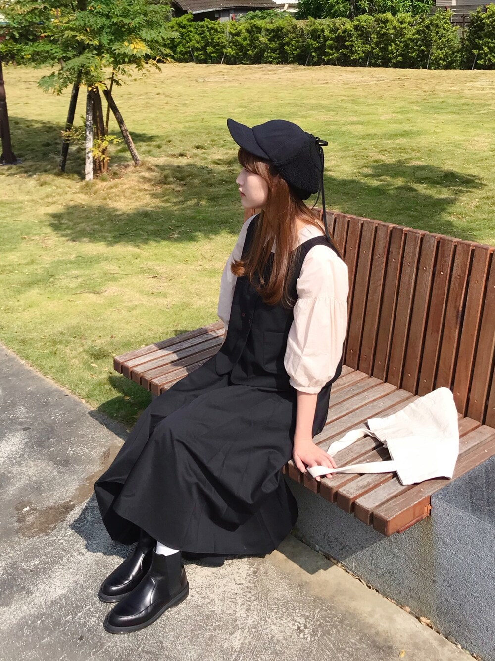 「秋のコーデ、pou dou dou、Samansa Mos2、JEANSiS、Dr.Martens、COVERNAT」｜「POU DOU DOUのエステルレーヨンダブル釦ベスト（ベスト、ブラック系）」を使った、HSさん（レディース・161cm）の秋コーディネートの1枚目の写真