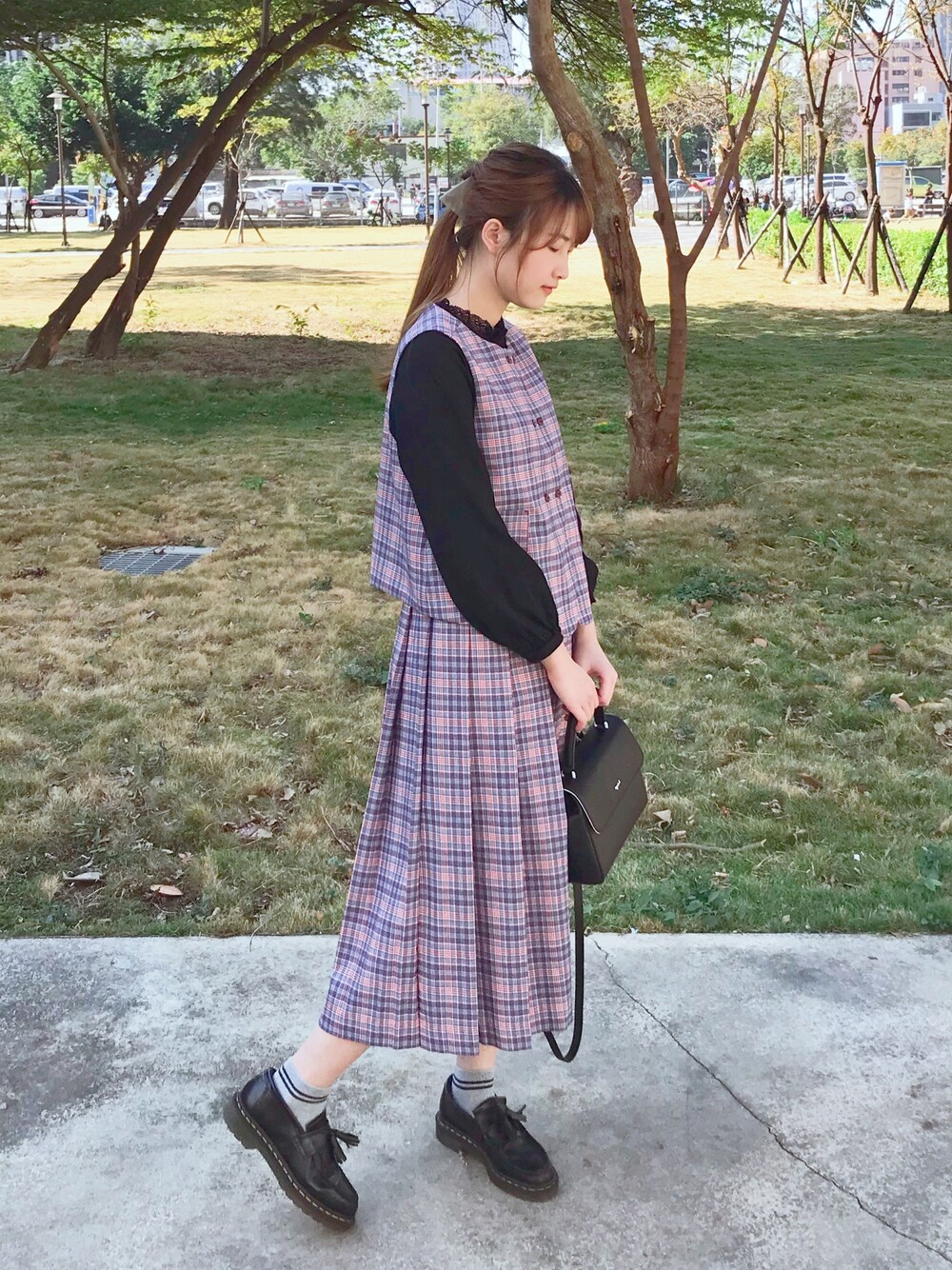 「秋のコーデ、pou dou dou、Dr.Martens、agnes b.」｜「POU DOU DOUのスタンドトーションレース衿プルオーバー（Tシャツ/カットソー、ブラック系）」を使った、HSさん（レディース・161cm）の冬コーディネートの1枚目の写真