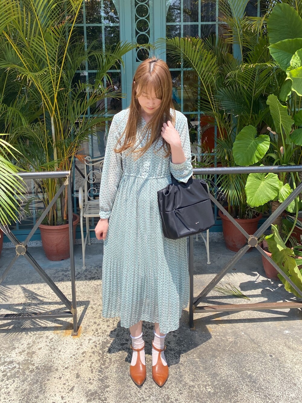 「pou dou dou、agnes b.、夏コーデ」｜「POU DOU DOUのシフォン消しプリーツワンピース（ワンピース、グリーン系）」を使った、HSさん（レディース・161cm）の春コーディネートの1枚目の写真