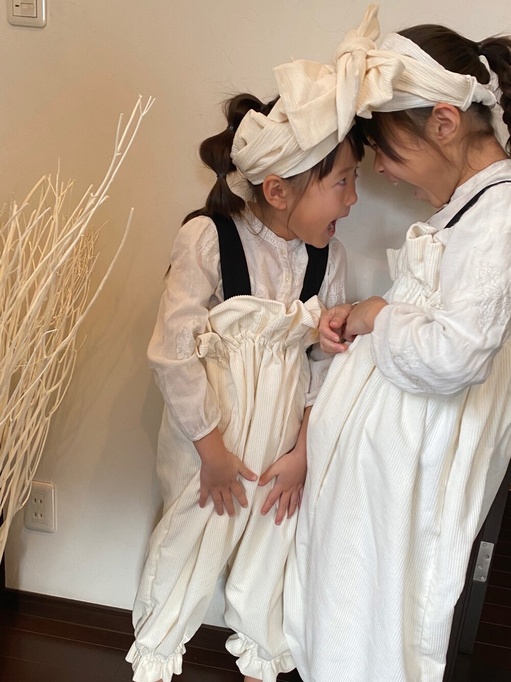 「handmade、キッズファッション、キッズコーデ、kids、8歳、6歳、ホワイトコーデ、サロペット、ターバン」｜「Handmadeのアイテム（サロペット/オーバーオール、ホワイト系）」を使った、ゆめにじ♡さん（キッズ・130cm）の冬コーディネートの1枚目の写真