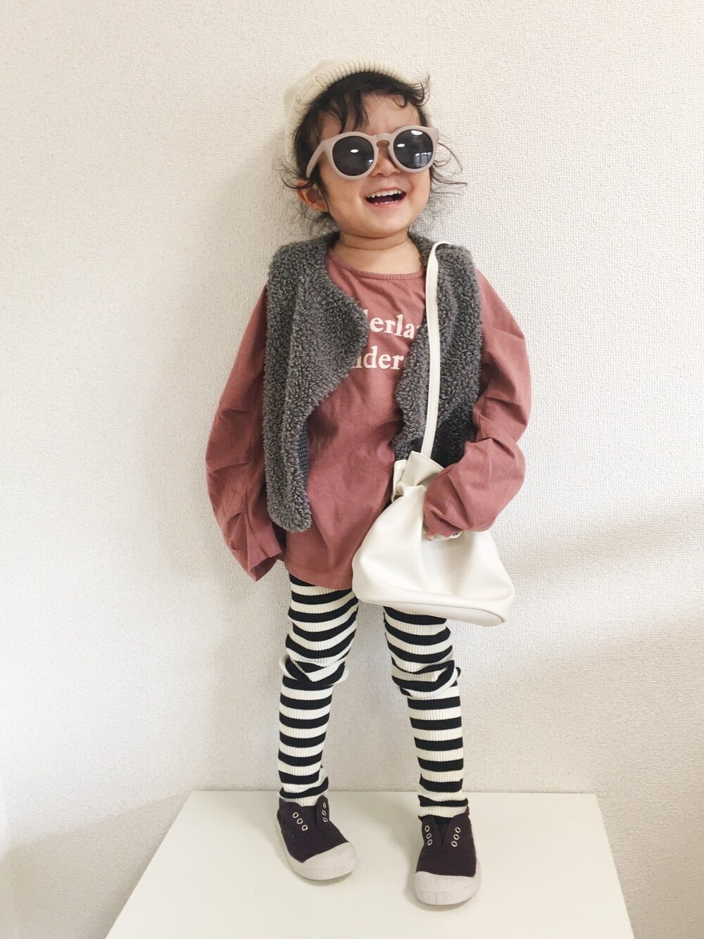 パープル系のスリッポン、ホワイト系のハンドバッグ、ピンク系のTシャツ/カットソーを着用したキッズの秋コーディネートの1枚目の写真