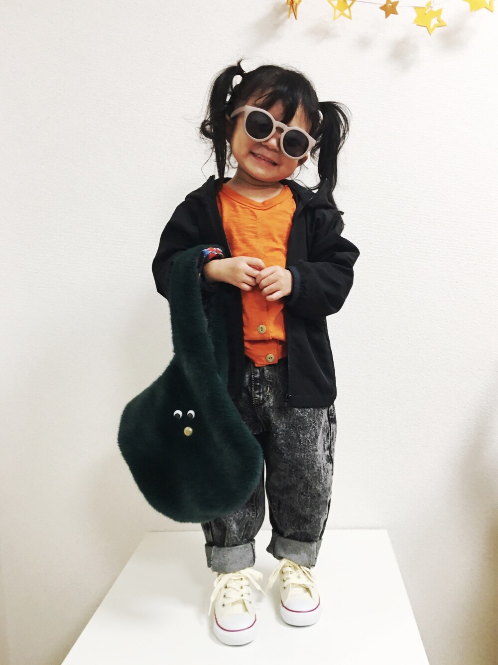 「wearhalloween2020、秋のコーデ、スニーカー、コンバース、デニム、ロンT、パーカー、ファーバッグ、オレンジ、カジュアル」｜「RADCHAPのケミカルデニムロングパンツ（デニムパンツ、グレー系）」を使った、asairo 𓇼 さん（キッズ・90cm）の秋コーディネートの1枚目の写真
