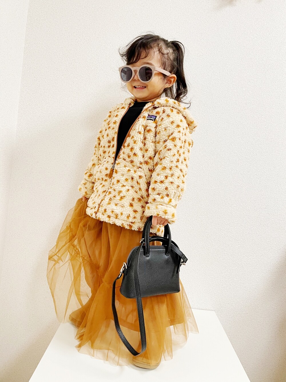 「レザーLOVEスナップ、キッズコーデ、ロングスカート、チュールスカート、レオパード、ボアジャケット、スカート、ショルダーバッグ、フリース、カジュアルコーデ」｜「LOWRYS FARMのチュールスカート　858320（スカート、ブラウン系）」を使った、asairo 𓇼 さん（キッズ・90cm）の秋コーディネートの1枚目の写真