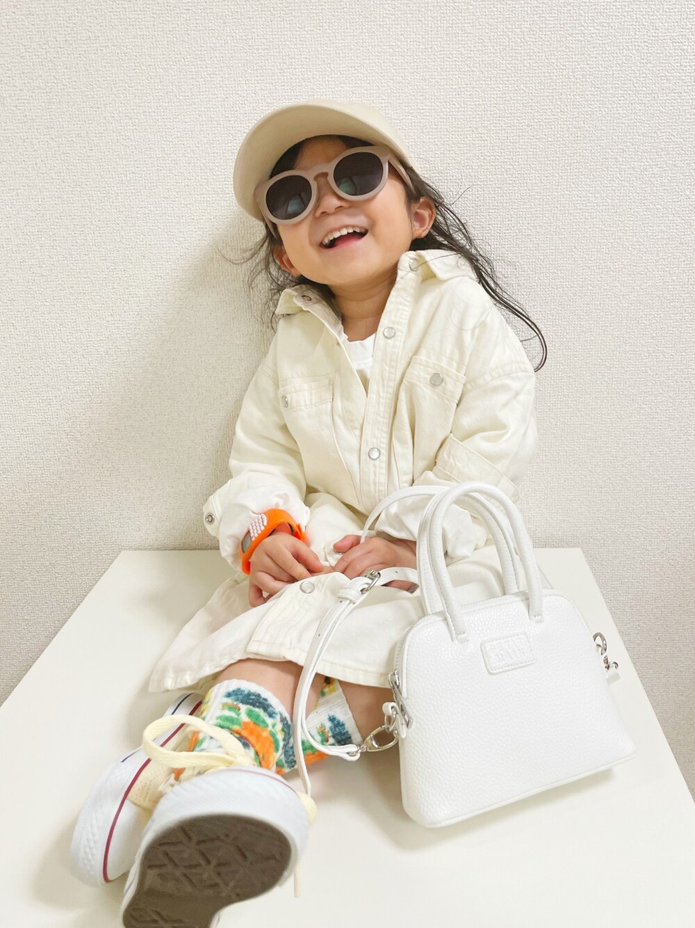 「春めきシューズ、ホワイトコーデ、キャップ、休日スタイル、シンプルコーデ、オールホワイト、スニーカー、プチプラ、コンバース、ロングワンピース」｜「NEW ERAのＮＥＷ　ＥＲＡ/ニューエラ キッズ キャップ 12654244（キャップ、ベージュ系）」を使った、asairo 𓇼 さん（キッズ・90cm）の春コーディネートの1枚目の写真