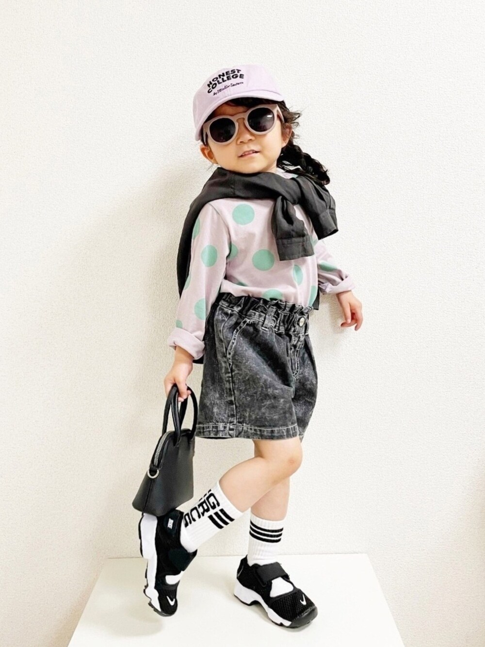 「エアリフト、プチプラ、ショートパンツ、春夏コーデ、ドット、シャツスタイル、サングラス、ストリート、ハイウエスト、petit main」｜「GU ×STUDIO SEVENのアイテム（キャップ、パープル系）」を使った、asairo 𓇼 さん（キッズ・90cm）の春コーディネートの1枚目の写真