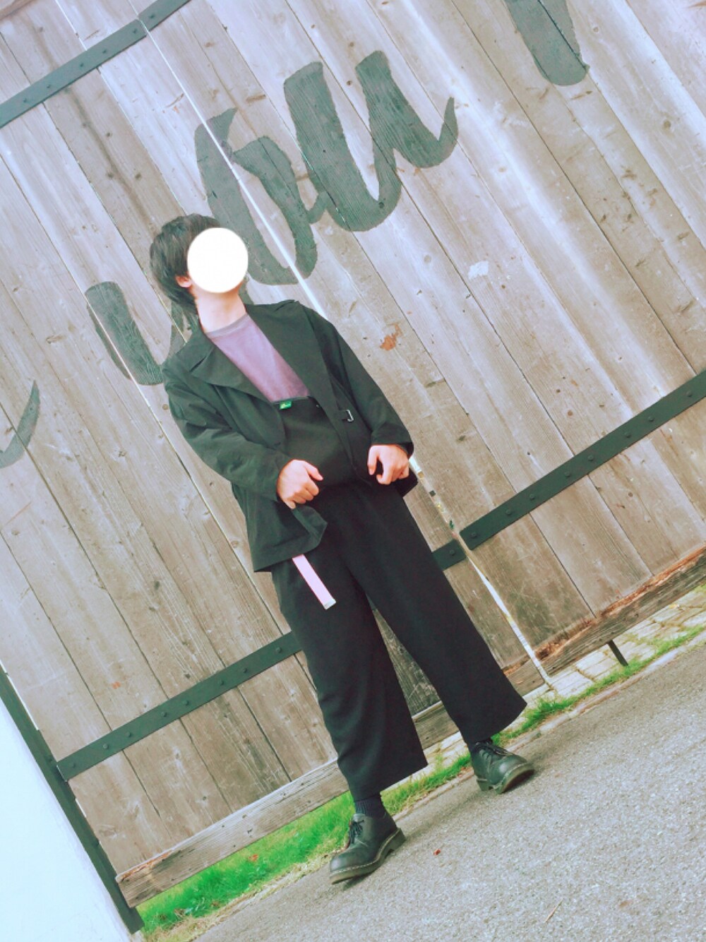 「シンプルコーデ、キレイめ、ブラック、黒、Dr.Martens、HARE、おしゃれさんと繋がりたい」｜「BRADYのBrady DARWENミニショルダーバッグ（ショルダーバッグ、ブラック系）」を使った、しゅたさん（メンズ・173cm）の秋コーディネートの1枚目の写真