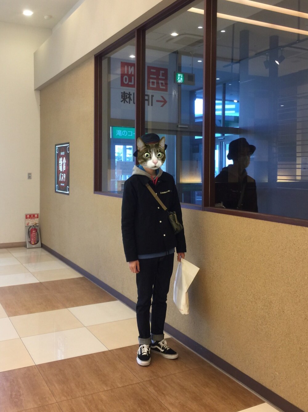 ブラック系のジャケット/アウター、ブルー系のデニムパンツ、ブラック系のスニーカーを着用したメンズの春コーディネートの1枚目の写真