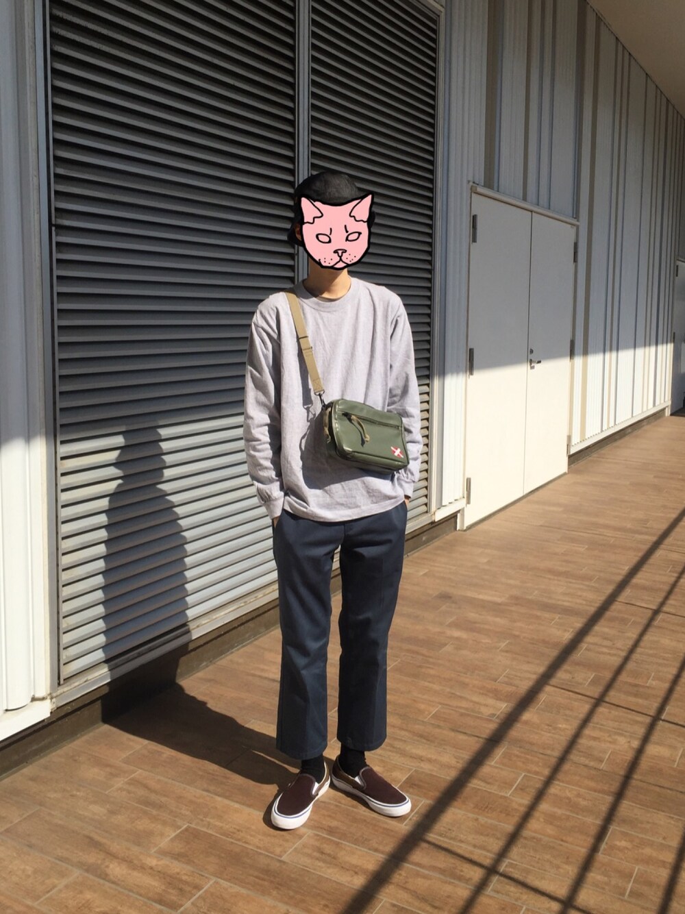 「Hanes、BEEFY、Dickies、VANS、slipon、PORTER、ディッキーズ(Dickies)、ヘインズ、supreme」｜「HANESのメンズ ヘインズ ビーフィー ロンT 無地 Hanes BEEFY L/S TEE H5186（Tシャツ/カットソー、グレー系）」を使った、ジェイソン尾妻さん（メンズ・179cm）の春コーディネートの1枚目の写真