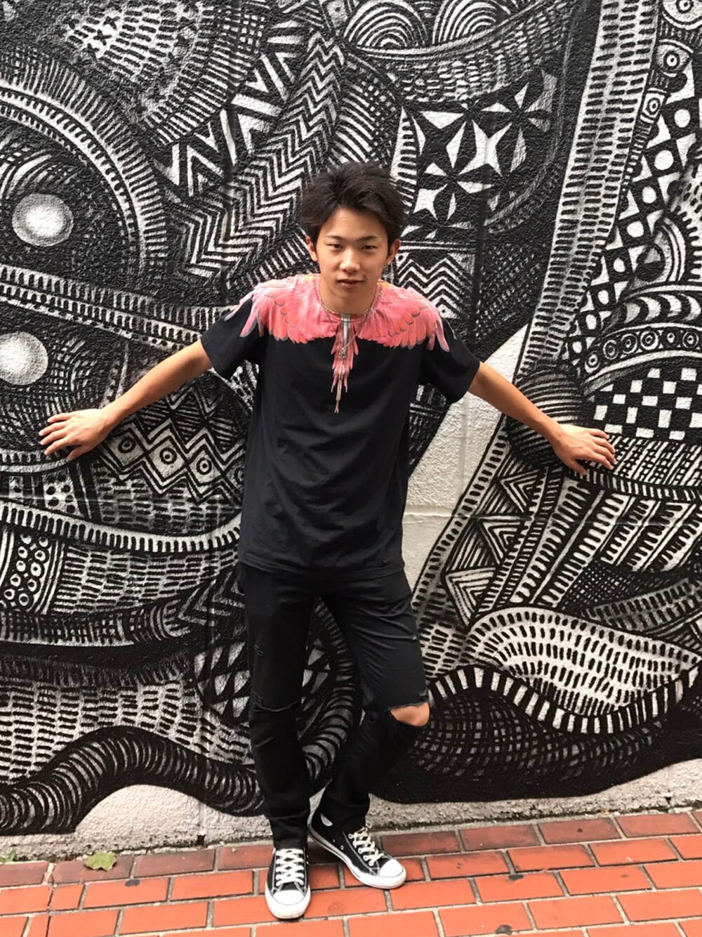 「マルセロバーロン、MARCELO BURLON、赤、黒、Chrome Hearts、ベビーファット」｜「MARCELO BURLONのアイテム（Tシャツ/カットソー、ブラック系）」を使った、Naoto Taniguchiさん（メンズ・168cm）の夏コーディネートの1枚目の写真