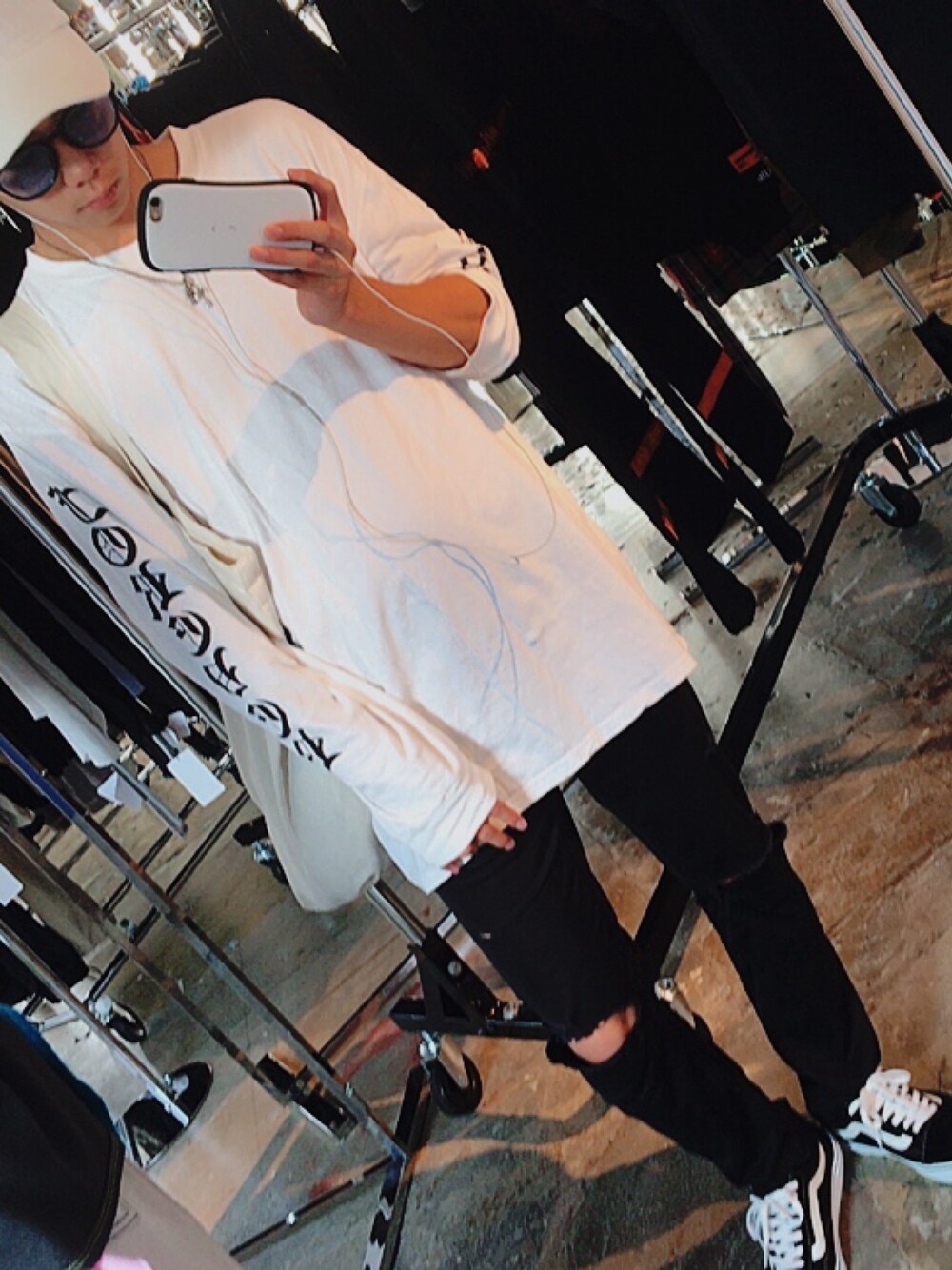「白、黒、白キャップ、サングラス、クロムハーツ、Chrome Hearts、ロンT、スキニー、ダメージ、VANS」｜「CHROME HEARTSのアイテム（ネックレス、シルバー系）」を使った、Naoto Taniguchiさん（メンズ・168cm）の夏コーディネートの1枚目の写真