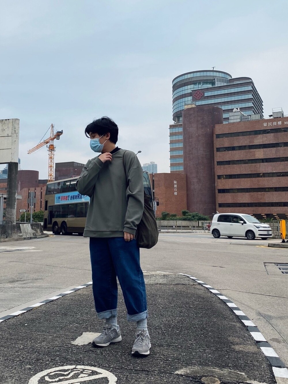 「hongkong」｜「niko and...のサイドスリットプルオーバー（Tシャツ/カットソー、グリーン系）」を使った、Jason Lamさん（メンズ・174cm）の冬コーディネートの1枚目の写真