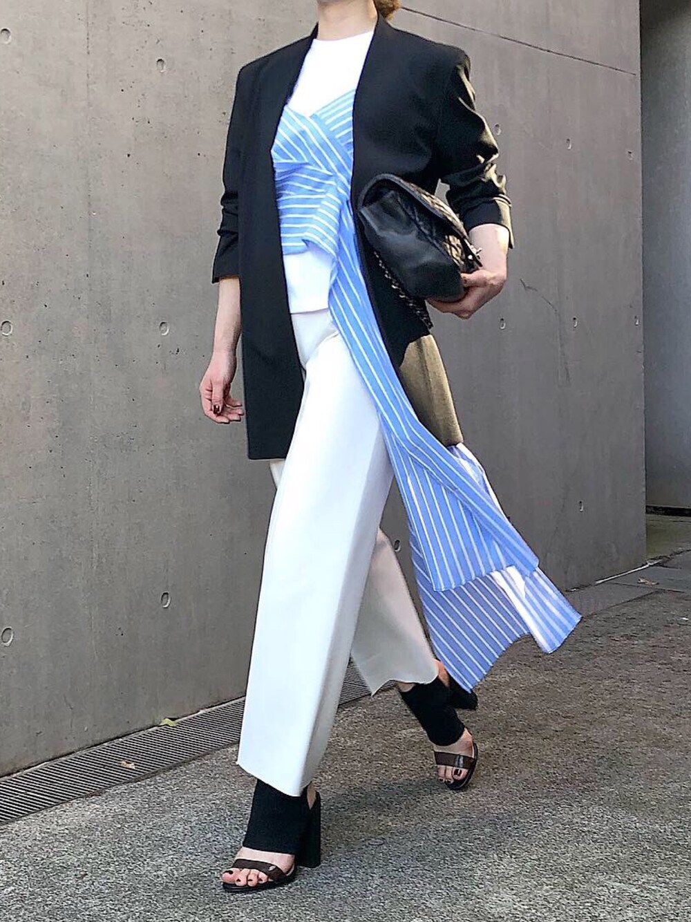 「オトナカジュアル、ジャケット、白パンツ、ストライプ、サージュブティック、saaageboutique」｜「SAAAGE boutiqueのアイテム（テーラードジャケット、ブラック系）」を使った、SAAAGE boutiqueさん（レディース・158cm）の春コーディネートの1枚目の写真