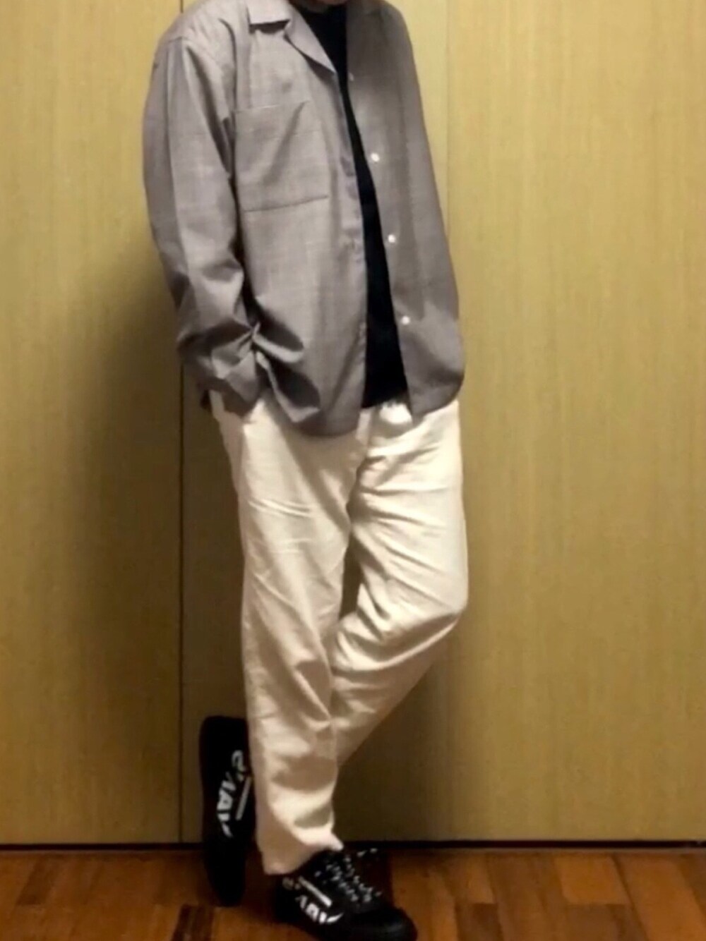 「春、シンプル、おしゃれさんと繋がりたい、チェックシャツ、コーデュロイパンツ、白パンツ、春コーデ、プチプラ、春アウター、スニーカーコーデ」｜「VANSのVANS ヴァンズ OLD SKOOL オールドスクール VN0A38G1QW7 BLACK/T.WHITE（スニーカー、ブラック系）」を使った、A Y Aさん（メンズ・171cm）の春コーディネートの1枚目の写真