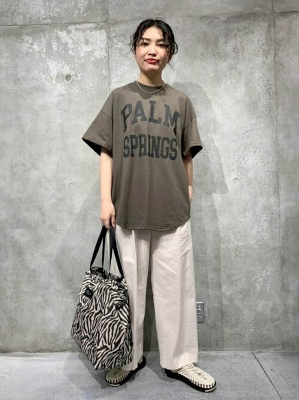 ホワイト系のその他パンツ、ホワイト系のサンダル、ホワイト系のトートバッグを着用したレディースの春コーディネートの1枚目の写真