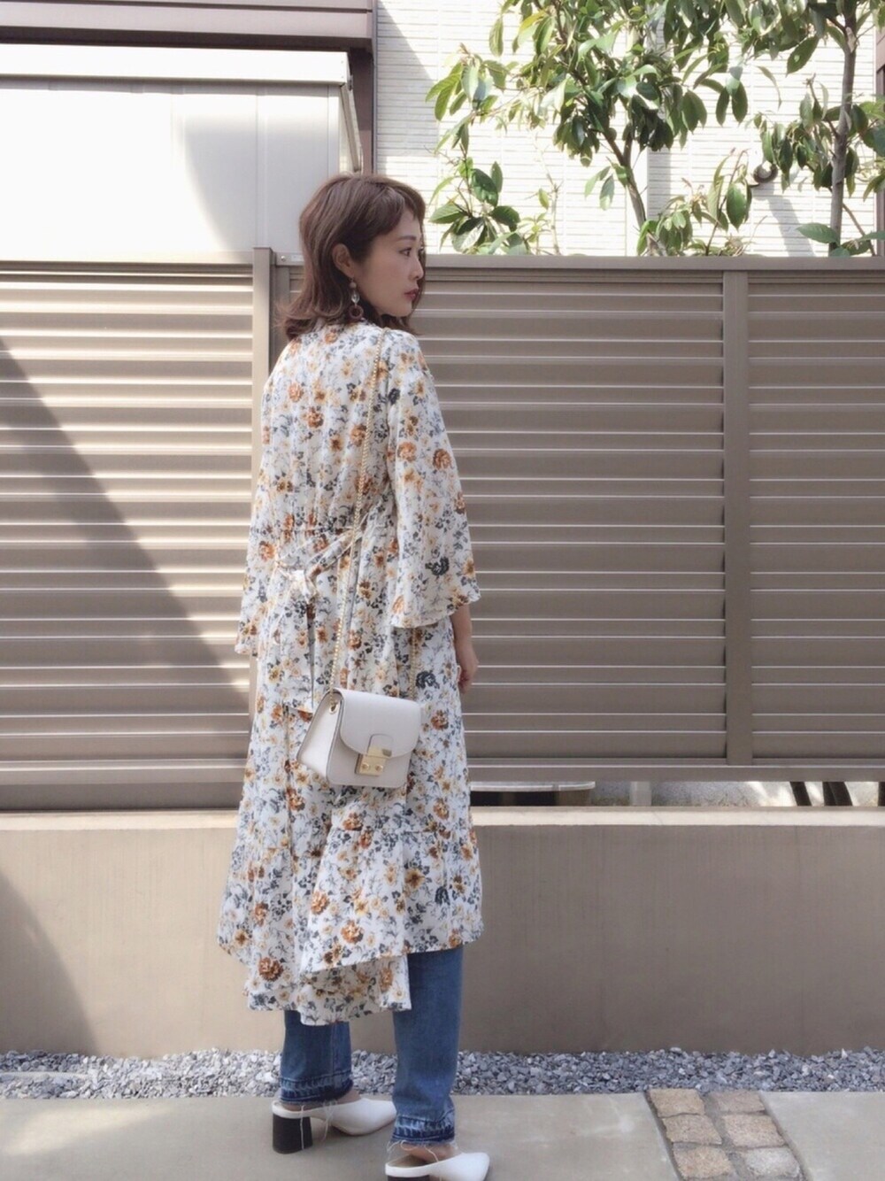 「オトナ女子、きれいめカジュアル、casual、fashion、springstlye、ootd、denim、ゆるコーデ、花柄、プチプラ」｜「PAGEBOYのヴィンテージフラワー開襟ワンピース（ワンピース、ホワイト系）」を使った、syk***さん（レディース・158cm）の春コーディネートの1枚目の写真
