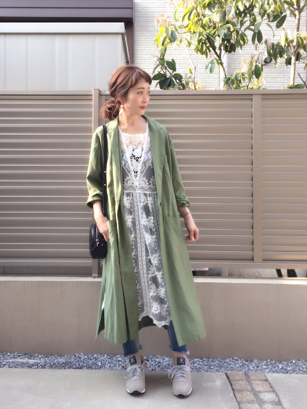 「大人カジュアル、にゅ、カジュアルコーデ、ラフ、ガウン、プチプラ、レース、レースワンピース、スプリングコート、春コーデ」｜「KORMARCHのチュールレースワンピース（ワンピース、ホワイト系）」を使った、syk***さん（レディース・158cm）の春コーディネートの1枚目の写真