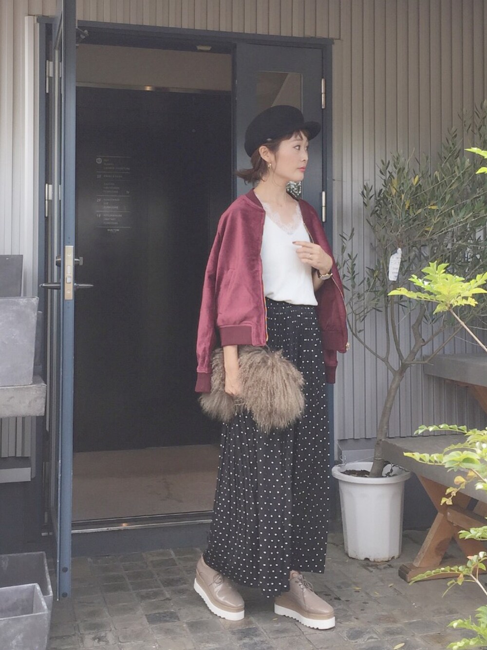 「シンプル、秋、秋色、ラクチンコーデ、プチプラ、大人コーデ、大人カジュアル、パンツスタイル、秋コーデ」｜「Green　Parksのリバーシブルブルゾン（ブルゾン、レッド系）」を使った、syk***さん（レディース・158cm）の秋コーディネートの1枚目の写真