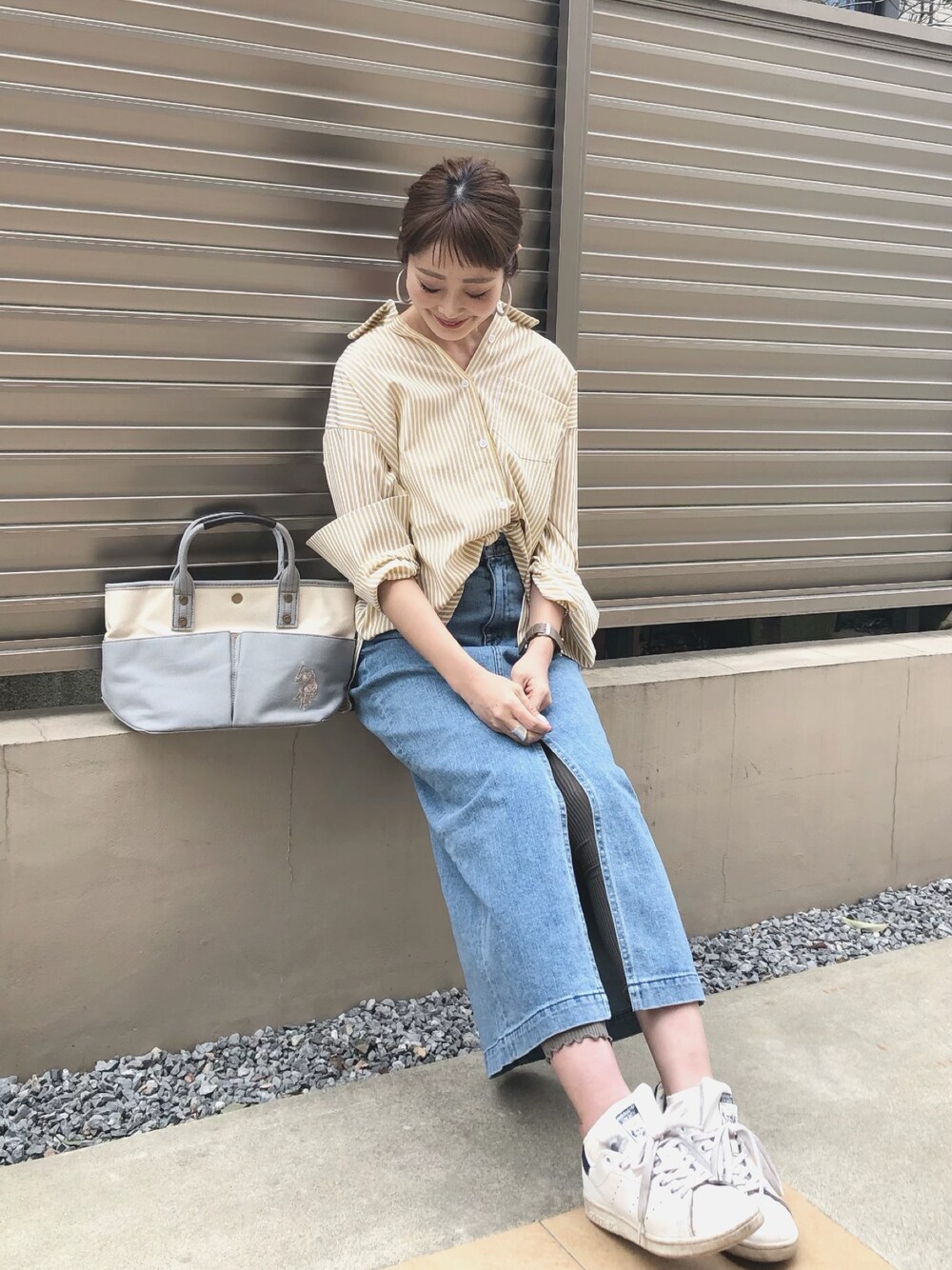 ホワイト系のトートバッグ、イエロー系のシャツ/ブラウス、ブルー系のデニムスカートを着用したレディースの春コーディネートの1枚目の写真