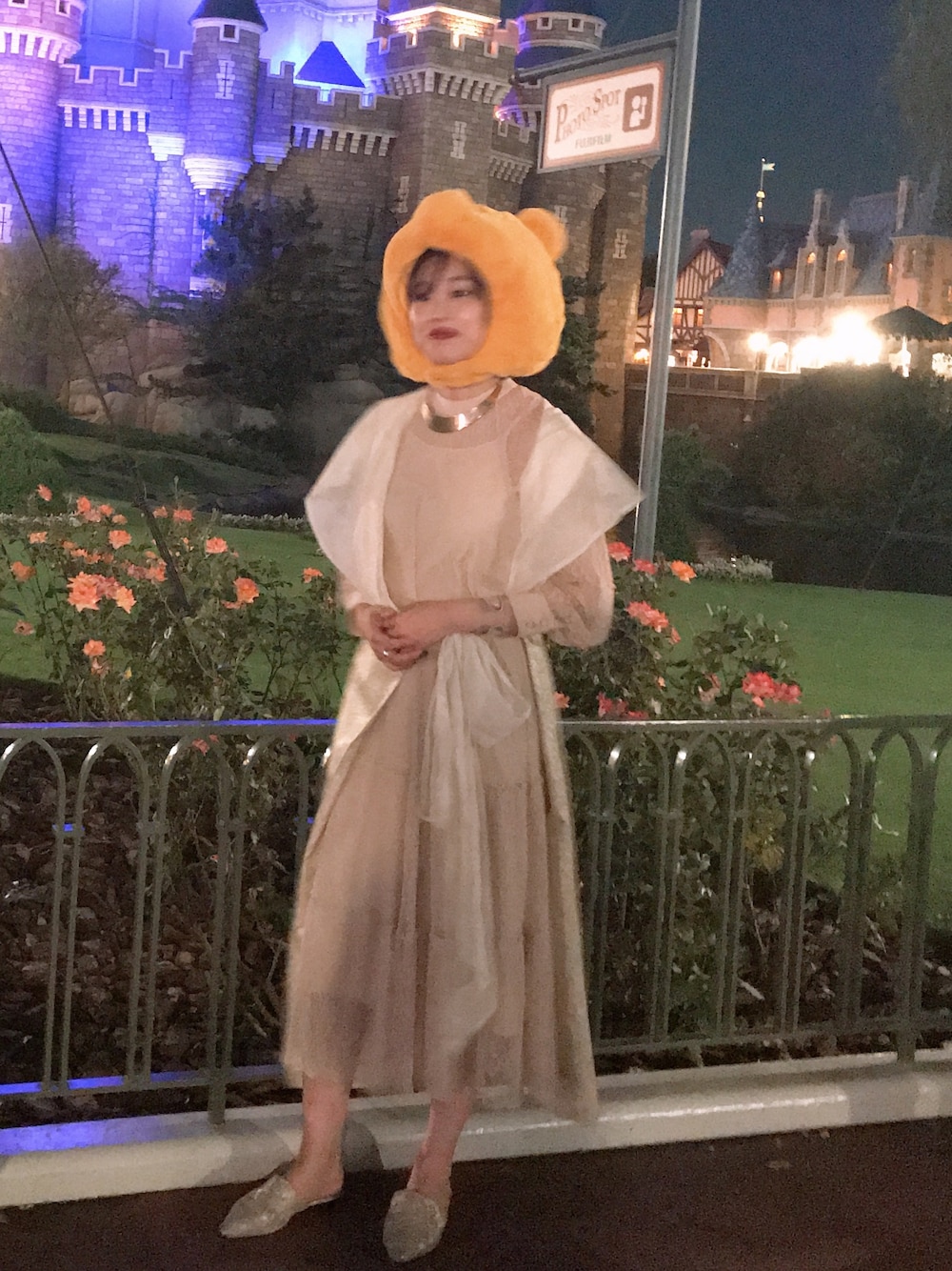 「ootd、ディズニー」｜「ameri vintagのアイテム（ワンピース、ベージュ系）」を使った、Iikさん（レディース・170cm）の秋コーディネートの1枚目の写真