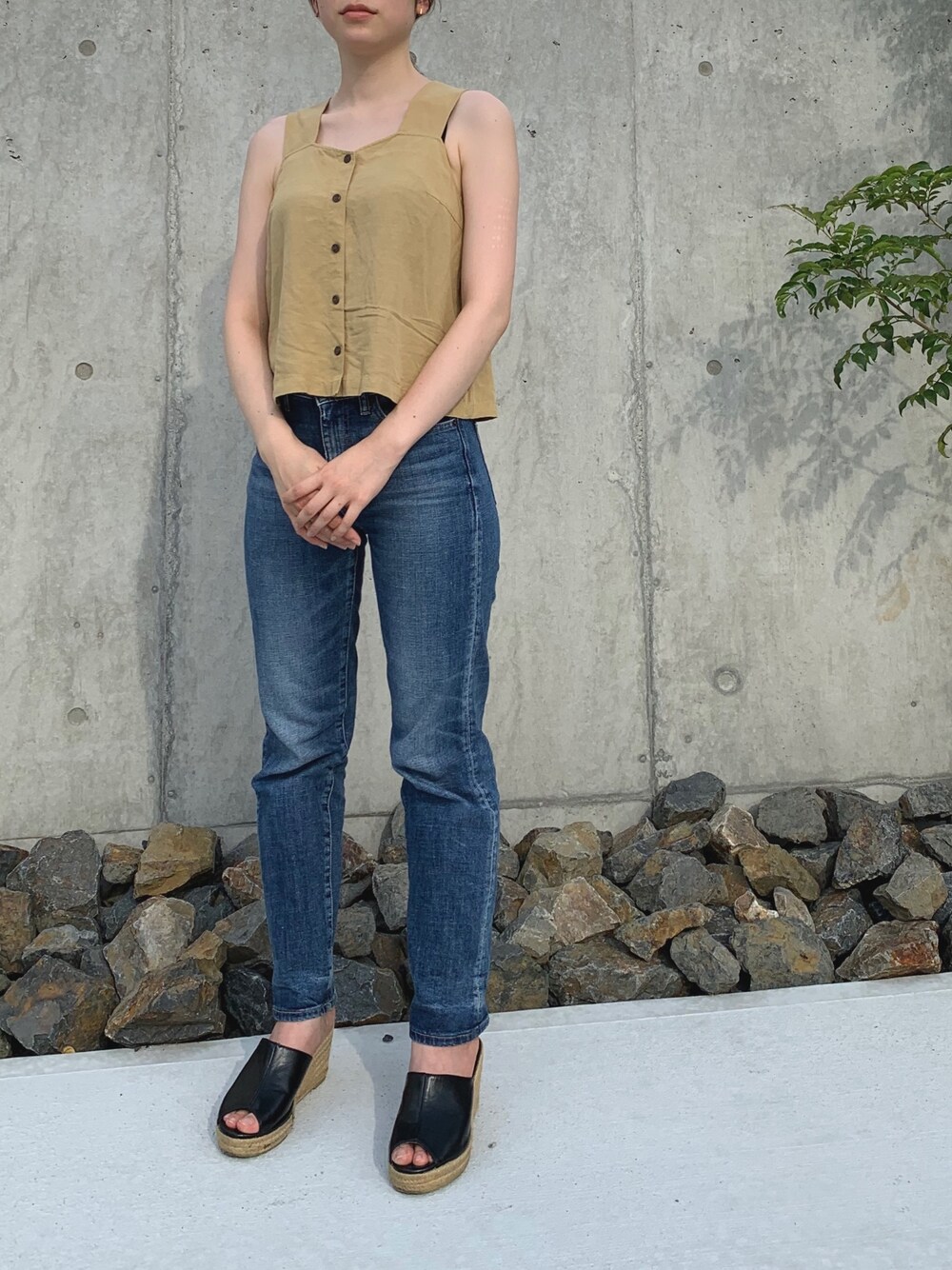 「カジュアルコーデ、パンツスタイル、プチプラコーデ、ootd、おしゃれさんと繋がりたい、オトナカジュアル、moussy、UNIQLO、ユニクロ」｜「MOUSSYのFRONT BUTTON OVER CHECK トップス（タンクトップ、イエロー系）」を使った、________deeeさん（レディース・157cm）の夏コーディネートの1枚目の写真