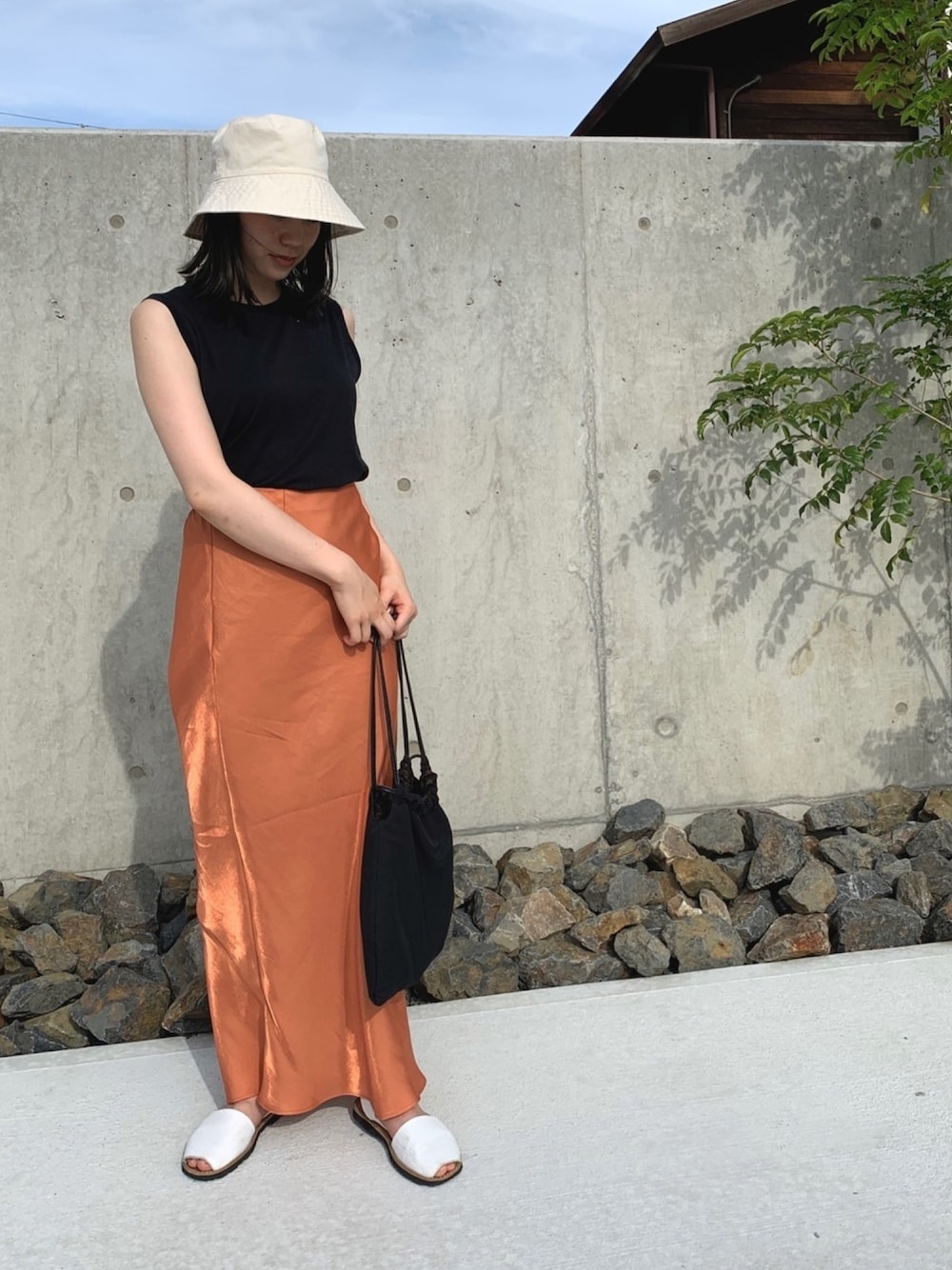 「オトナカジュアル、オレンジコーデ、サテンスカート、バケットハット、おしゃれさんと繋がりたい、夏コーデ」｜「flowririのflowriri   コットンバケットハット（ハット、ホワイト系）」を使った、________deeeさん（レディース・157cm）の夏コーディネートの1枚目の写真