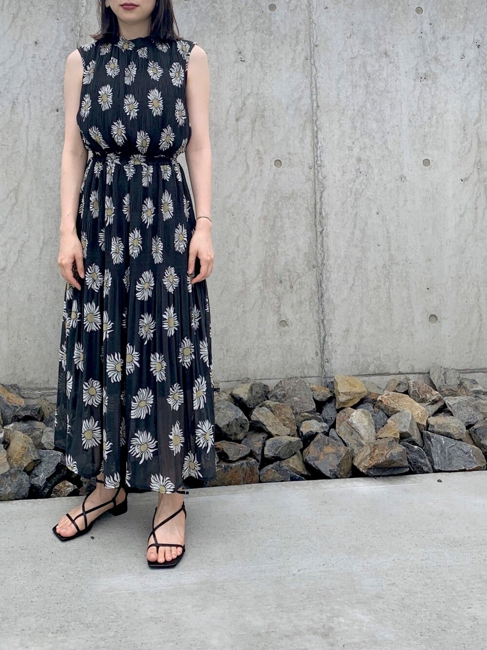「夏コーデ、プチプラコーデ、ワンピース、大人コーデ、ブラック、サンダル、お洒落さんとつながりたい、moussy、マウジー、H&M」｜「MOUSSYのMARGUERITE PLEATED ドレス（ワンピース、ブラック系）」を使った、________deeeさん（レディース・157cm）の夏コーディネートの1枚目の写真