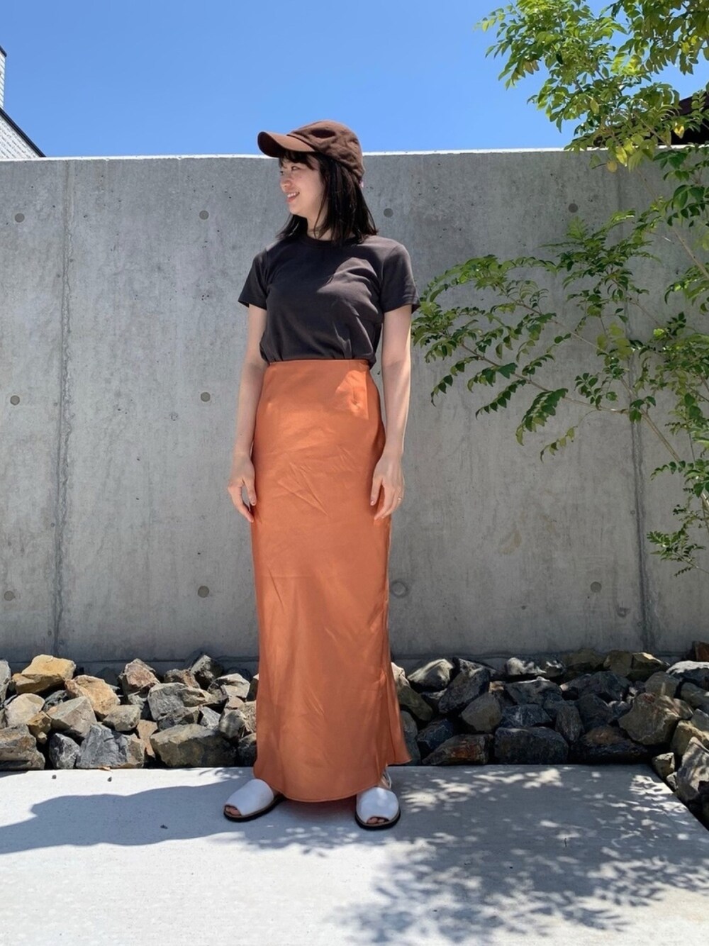 「オトナカジュアル、きれいめカジュアル、スカート、サテンスカート、UNIQLO、UNIQLO U、ユニクロ、キャップ、おしゃれさんと繋がりたい、Adam et Rope'」｜「UNIQLOのアイテム（Tシャツ/カットソー、グレー系）」を使った、________deeeさん（レディース・157cm）の夏コーディネートの1枚目の写真