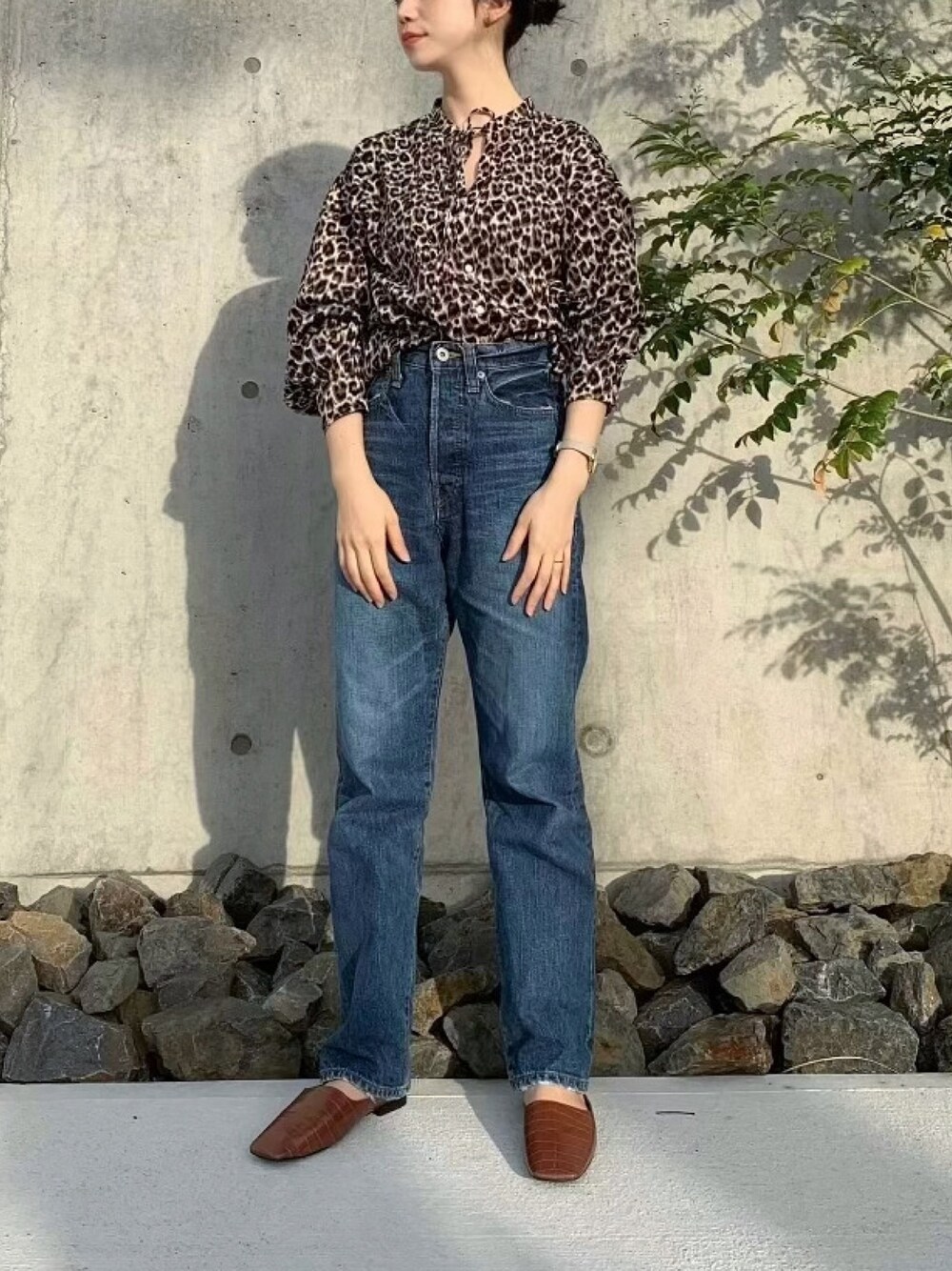 「秋、デニム、レオパード、アパートバイローリーズ、ザラ、ZARA、apartbylowrys、BEAUTY&YOUTH UNITED ARROWS、ハイウエストデニム、ブラウンコーデ」｜「A part byのVサテンボウタイブラウス 773493 （シャツ/ブラウス、ベージュ系）」を使った、________deeeさん（レディース・157cm）の秋コーディネートの1枚目の写真