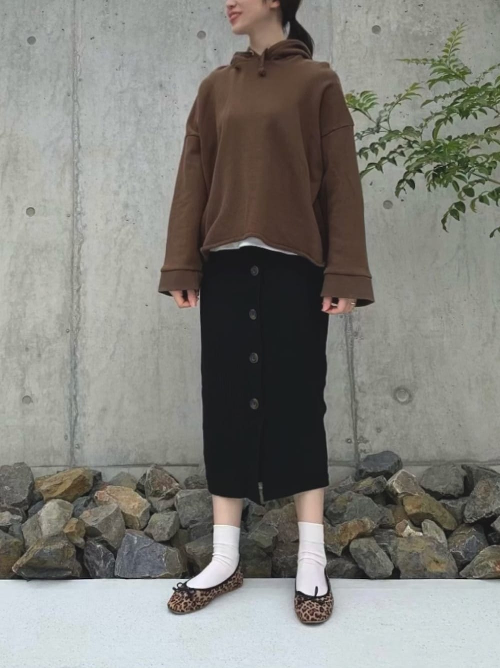 「秋服、秋、パーカー、スウェット、レオパード、秋のコーデ、ブラウン×ブラック、韓国ファッション、韓国ブランド、大人カジュアル」｜「ZARAのアイテム（スカート、ブラック系）」を使った、________deeeさん（レディース・157cm）の秋コーディネートの1枚目の写真