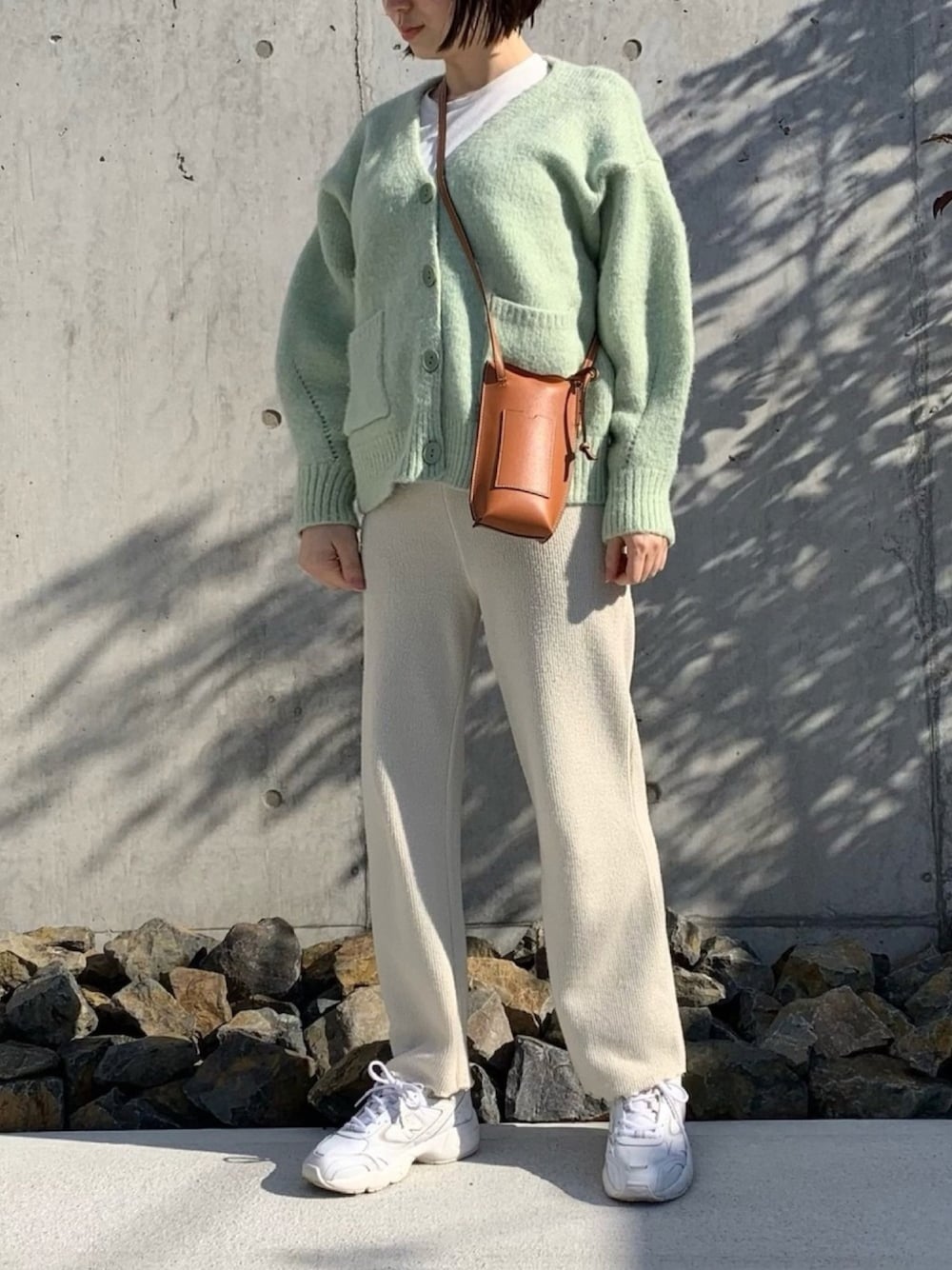 「春コーデ、プチプラ、グリーン、カーディガン、春色、春色コーデ、セレクトモカ(select MOCA)、スニーカー、ニューバランス、淡色コーデ」｜「select MOCAの2020 A/W ダブルポケットシンプルニットカーディガン/モチモチ肉厚ニットカーディガン/レイヤードカーディガン（カーディガン/ボレロ、グリーン系）」を使った、________deeeさん（レディース・157cm）の冬コーディネートの1枚目の写真