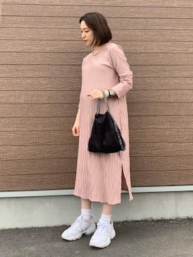 「白スニーカー」｜「アイテム（ワンピース/ドレス、ピンク系）」を使った、________deeeさん（レディース・157cm）の春コーディネート