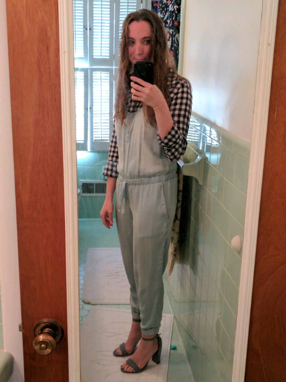 「AnthroStyle、blue、contest」｜「Anthropologieのアイテム（つなぎ/オールインワン、ブルー系）」を使った、Anna Westburyさん（レディース・165cm）の春コーディネートの1枚目の写真