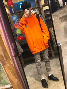 「H&M（エイチ・アンド・エム）のアイテム（卫衣、オレンジ系）」を使った、nikaさん（メンズ・177cm）の秋コーディネート