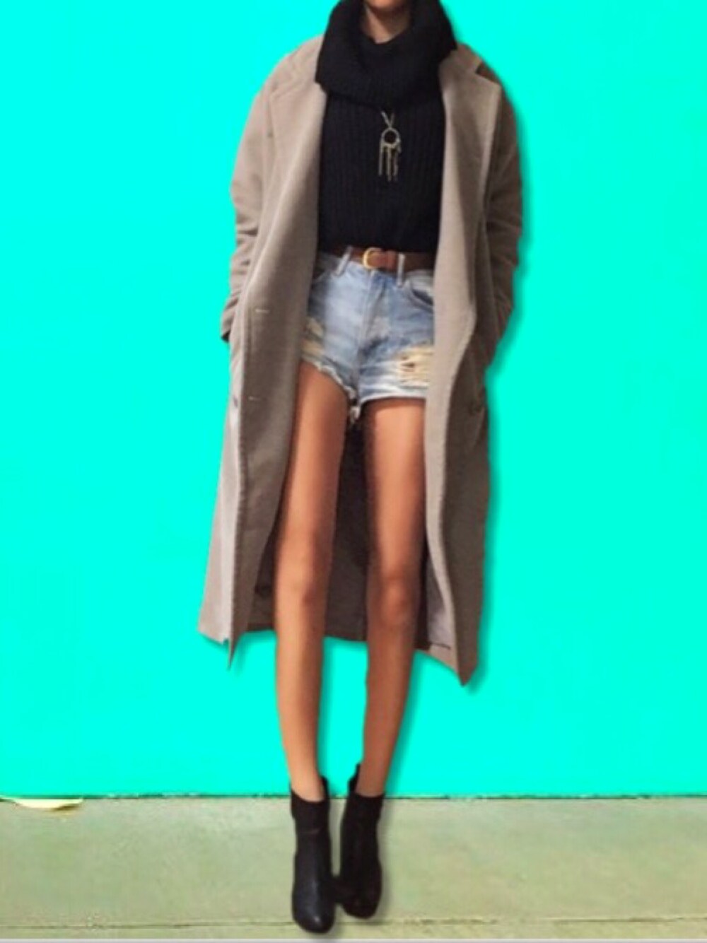 「プチプラ、ショートパンツ、デニム、海外セレブ風、チェスターコート、H&M、シンプル、denim、タートルネック、ニット」｜「H&Mのアイテム（ブーツ、ブラック系）」を使った、🌛さん（レディース・159cm）の春コーディネートの1枚目の写真