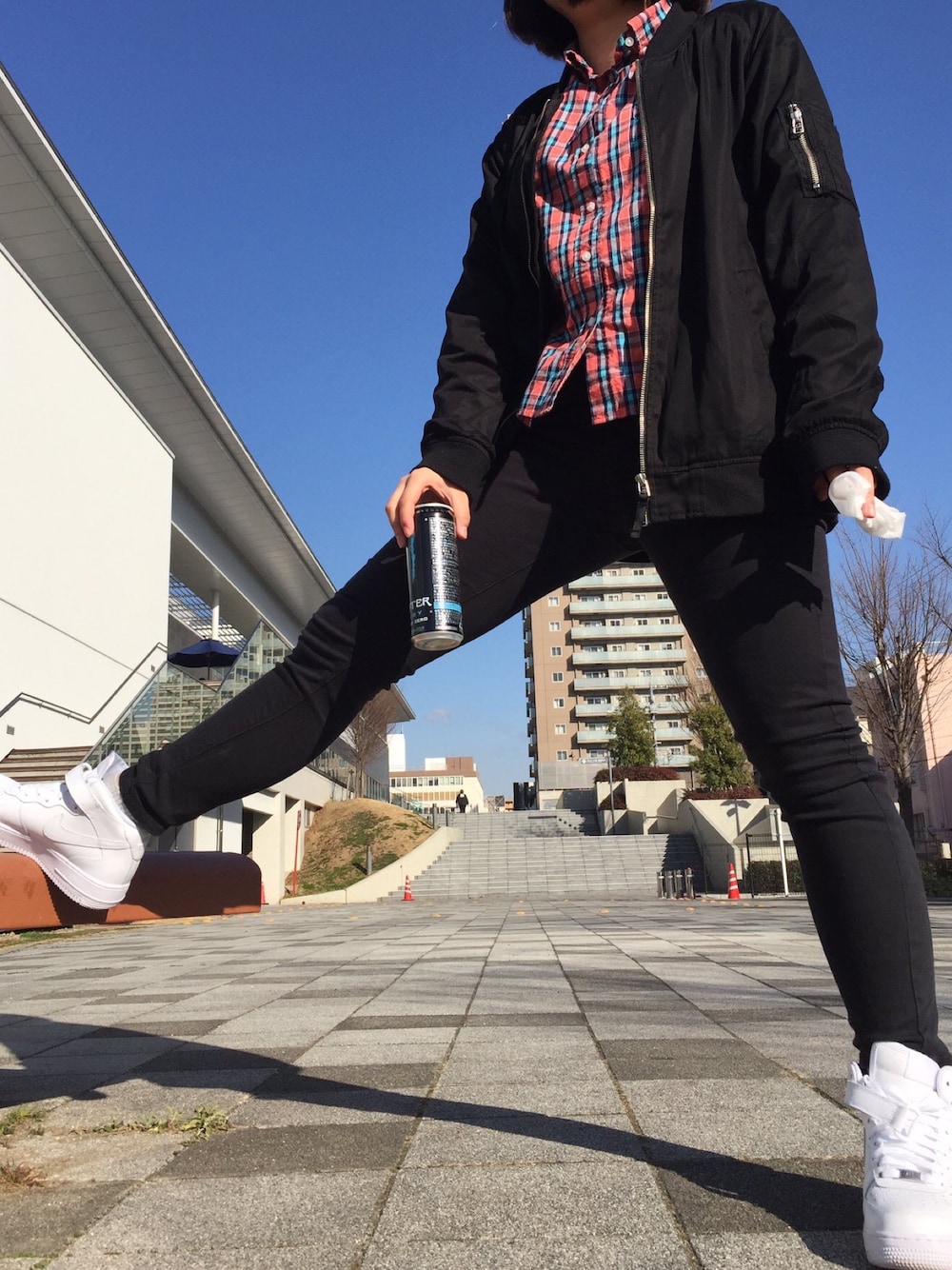 「カジュアルコーデ、ブラック、メンズライク、春コーデ、AF1、ナイキ、NIKE、チェックシャツ、黒スキニー」｜「NIKEのアイテム（スニーカー、ホワイト系）」を使った、om🌞さん（レディース・160cm）の春コーディネートの1枚目の写真