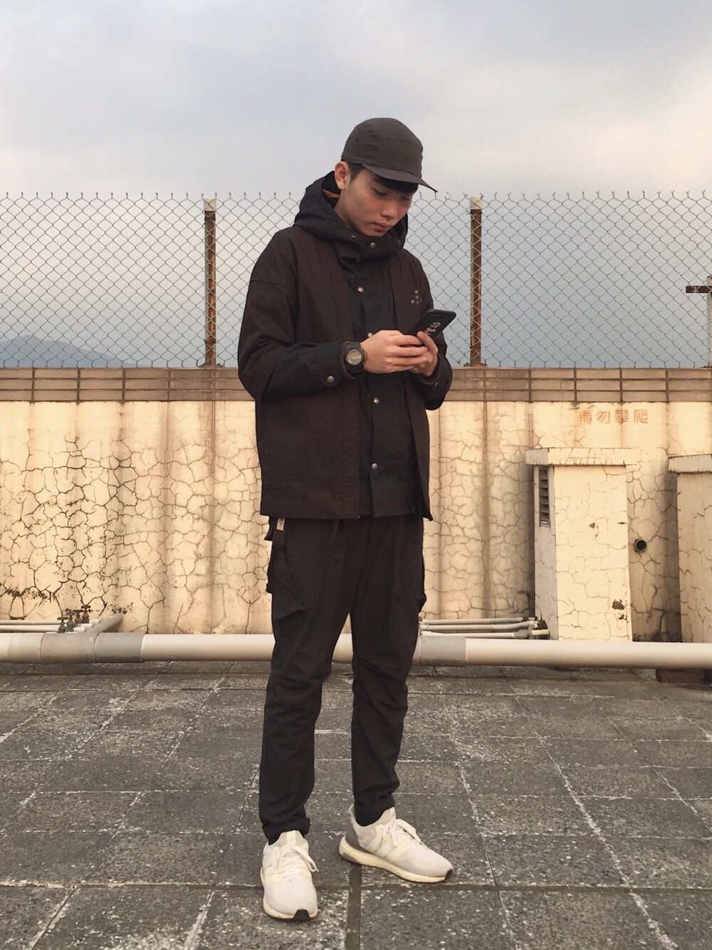 ブラック系のジャケット/アウター、ブラック系のジャケット/アウター、ブラック系のパンツを着用したメンズの冬コーディネートの1枚目の写真
