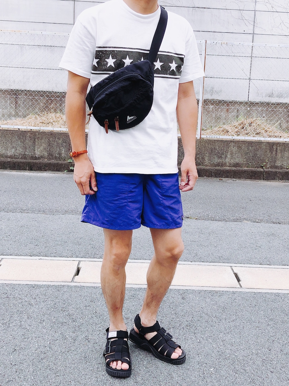 「夏コーデ、シンプル、ショートパンツ、スポーツサンダル、大人カジュアル、プリントT、ウエストポーチ、ラフ、パタゴニア、ラフスタイル」｜「MR.OLIVEのSTARS & STRIPES BORDER-ANGLE / USED CRAFT T-SHIRT（Tシャツ/カットソー、ホワイト系）」を使った、HEROさん（メンズ・170cm）の夏コーディネートの1枚目の写真