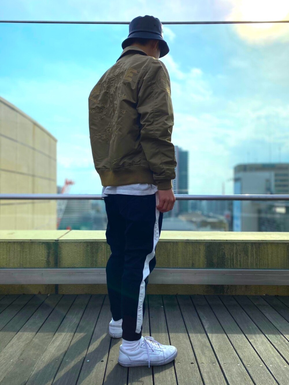 「AVIREX、avirexなんば、ootd、なんばパークス、ファッションの力を信じよう、バケットハット、ラインパンツ、うしろ姿、シンプル、春コーデ」｜「AVIREXのCWU-36P トレーニングコマンド/CUW 36-P TRAINING COMMAND（ブルゾン、ベージュ系）」を使った、Syuntaさん（メンズ・170cm）の冬コーディネートの1枚目の写真