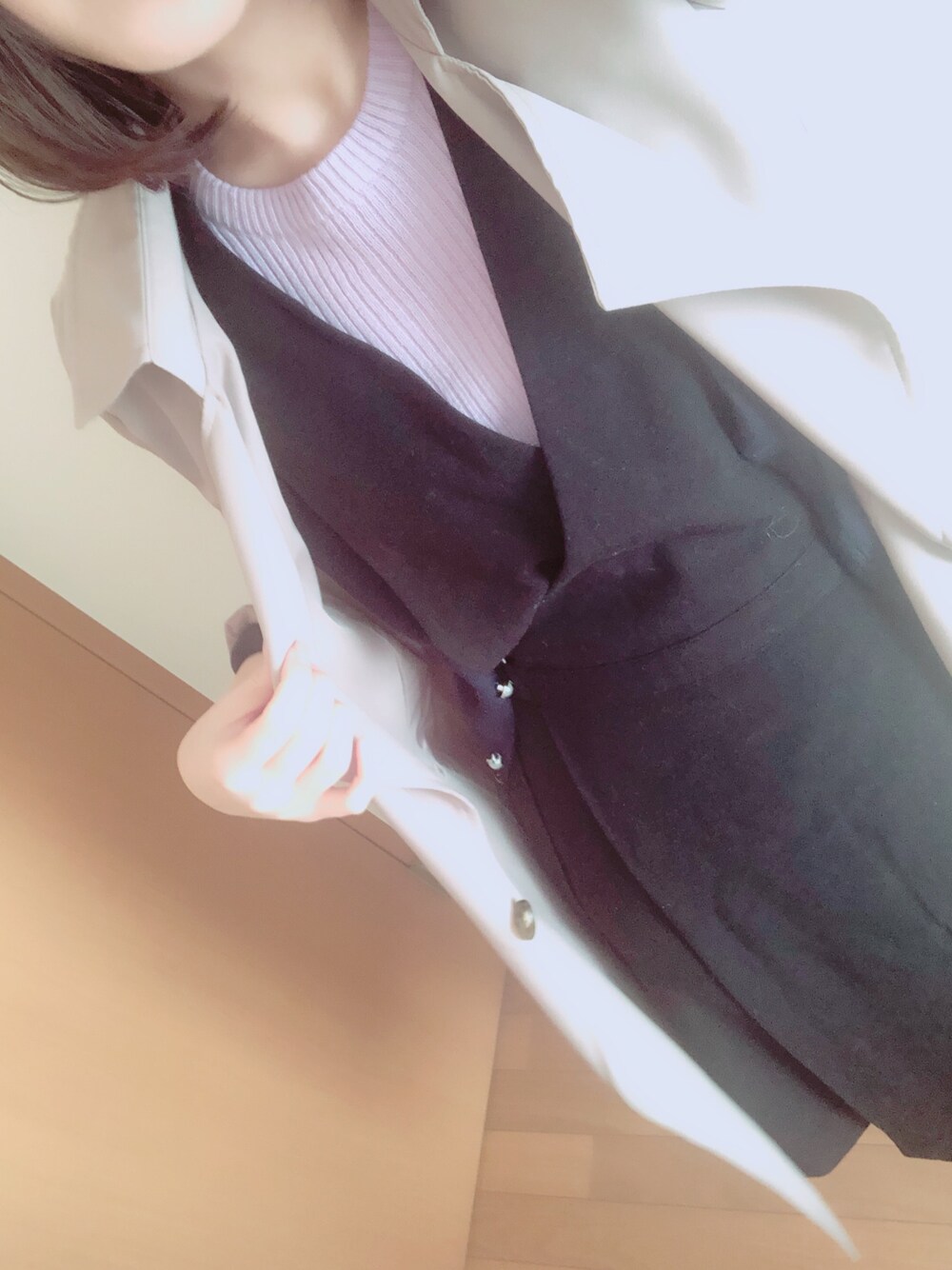「スカート、黒、パープル、パープル×黒、ショートカット、花粉症、トレンチコート」｜「no brandのアイテム（Tシャツ/カットソー、ピンク系）」を使った、KOCOさん（レディース・156cm）の春コーディネートの1枚目の写真