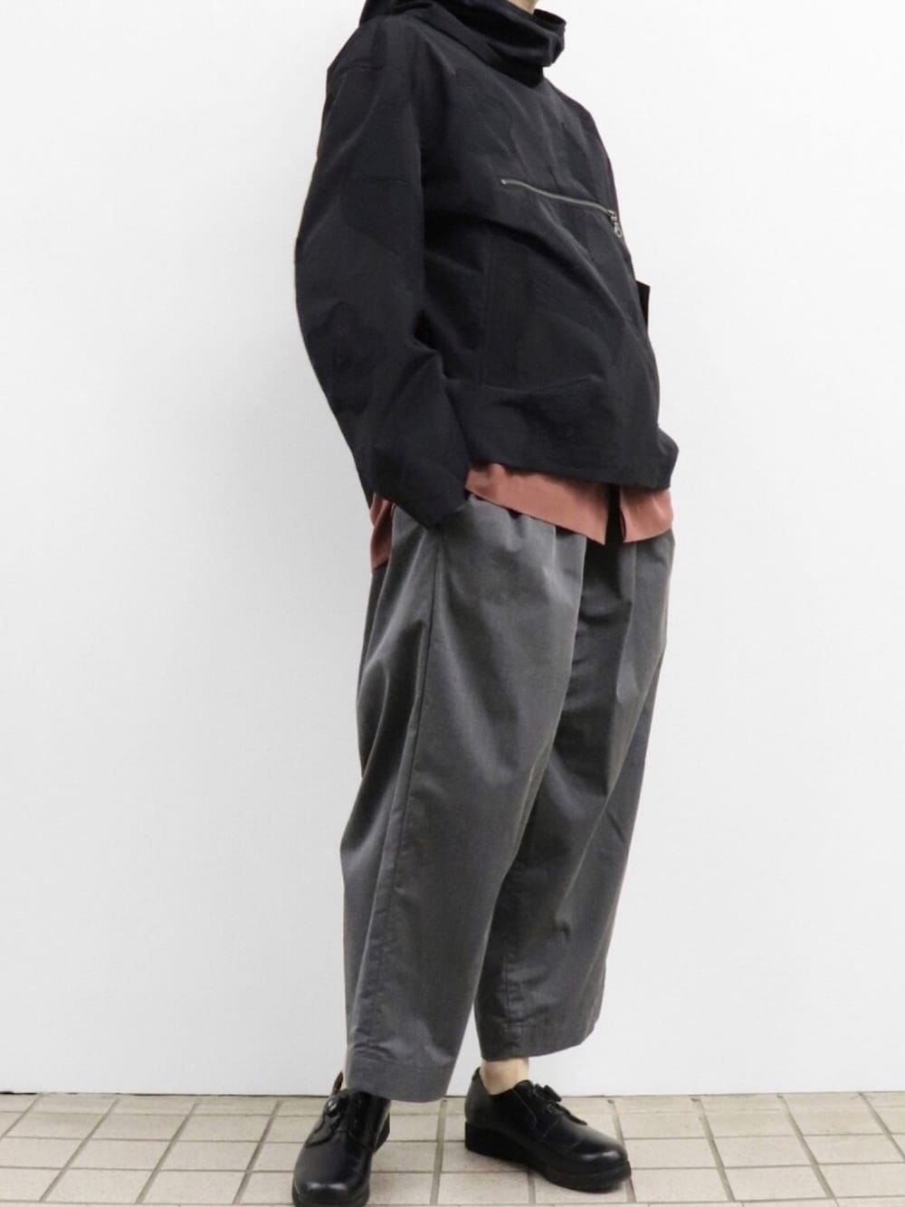 「firmum、ohta、ptarmigan、19ss、パーカー、シャツ、パンツ」｜「ohtaのohta black shishu parka st-25B（ナイロンジャケット、その他）」を使った、O V E Rさん（メンズ・167cm）の春コーディネートの1枚目の写真